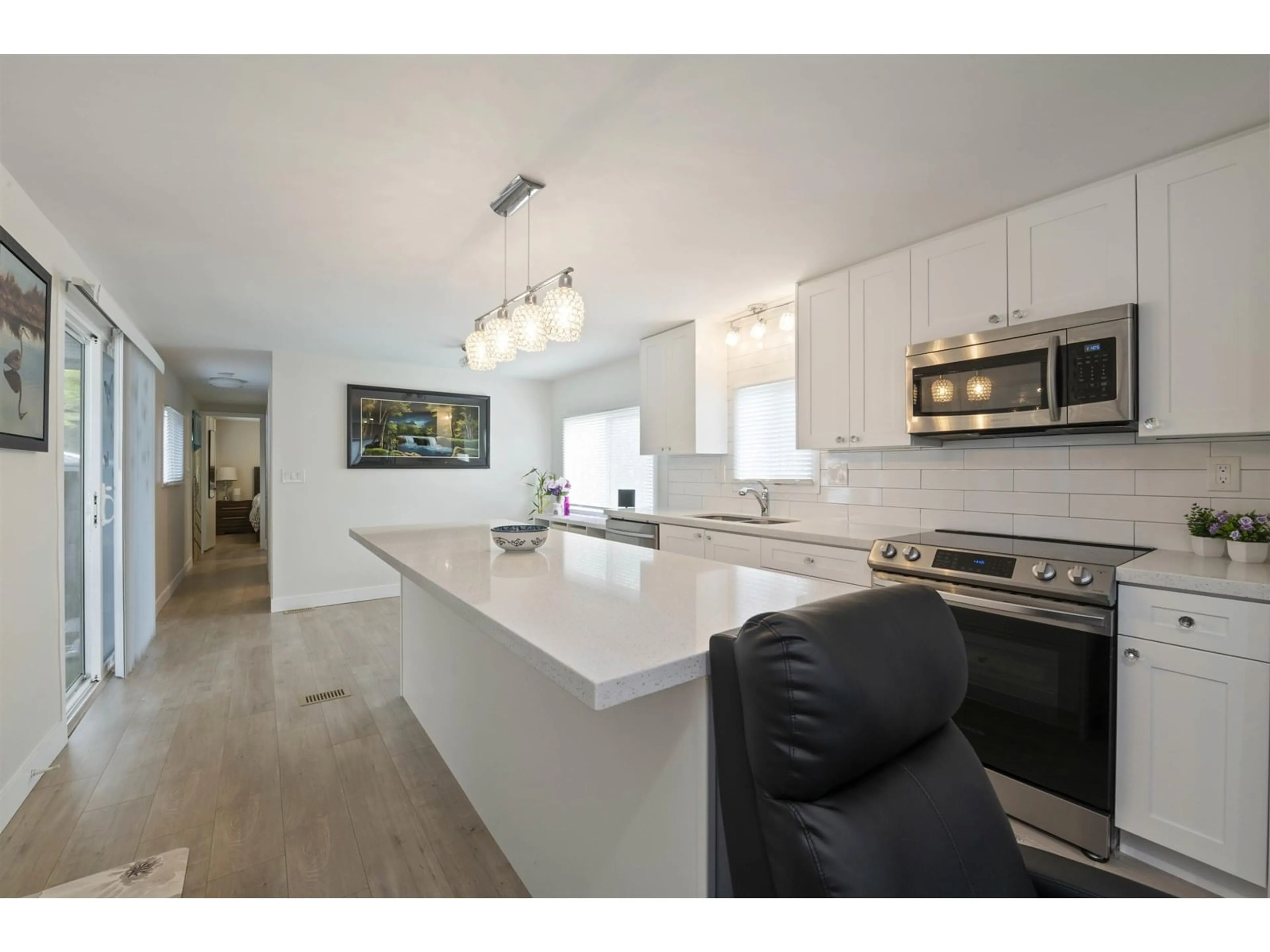 Open concept kitchen, unknown for 181 - 1840 160, Surrey British Columbia V4A4X4