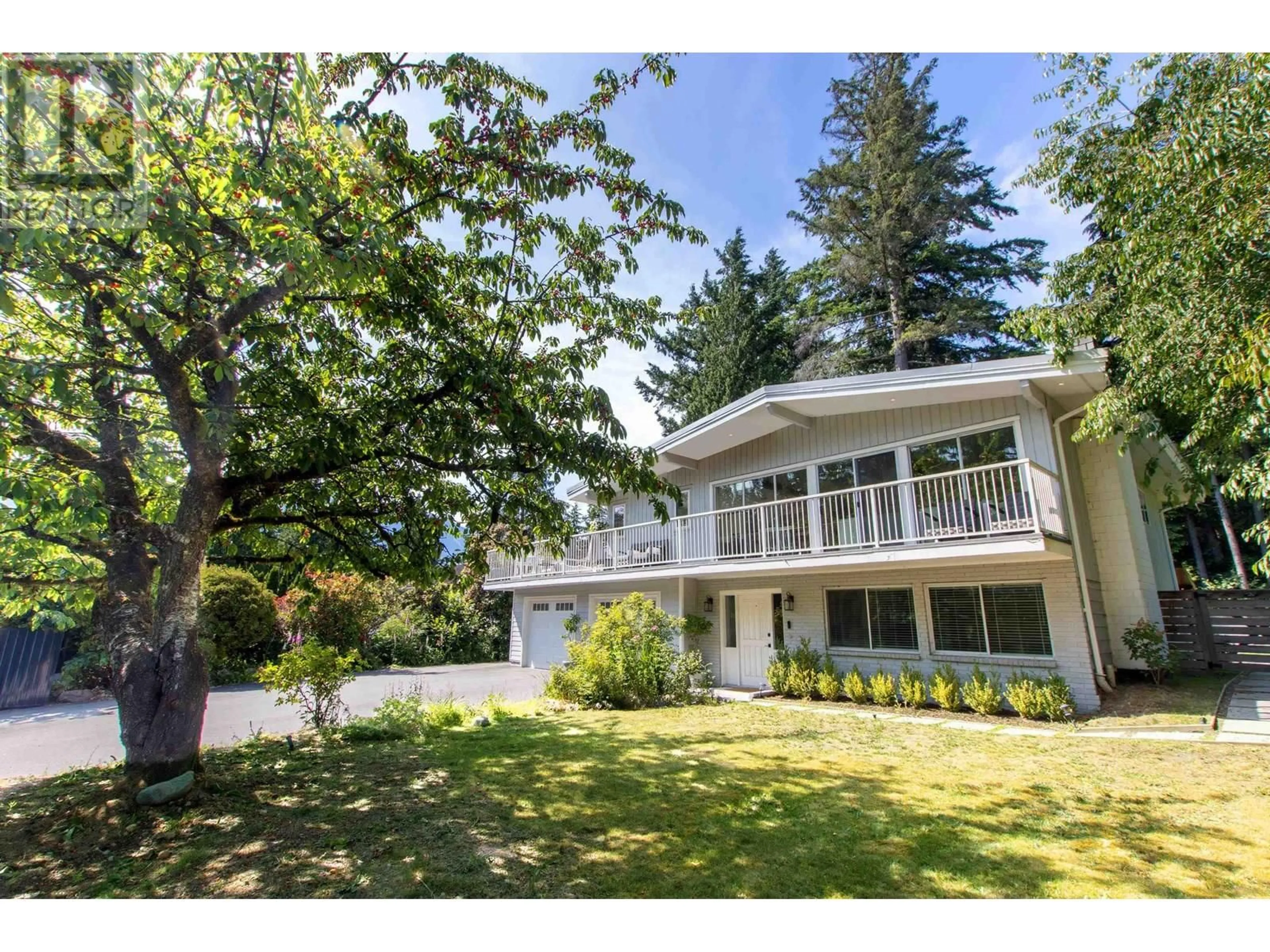 Home with vinyl exterior material, street for 2565 THE BOULEVARD, Squamish British Columbia V0N1H0