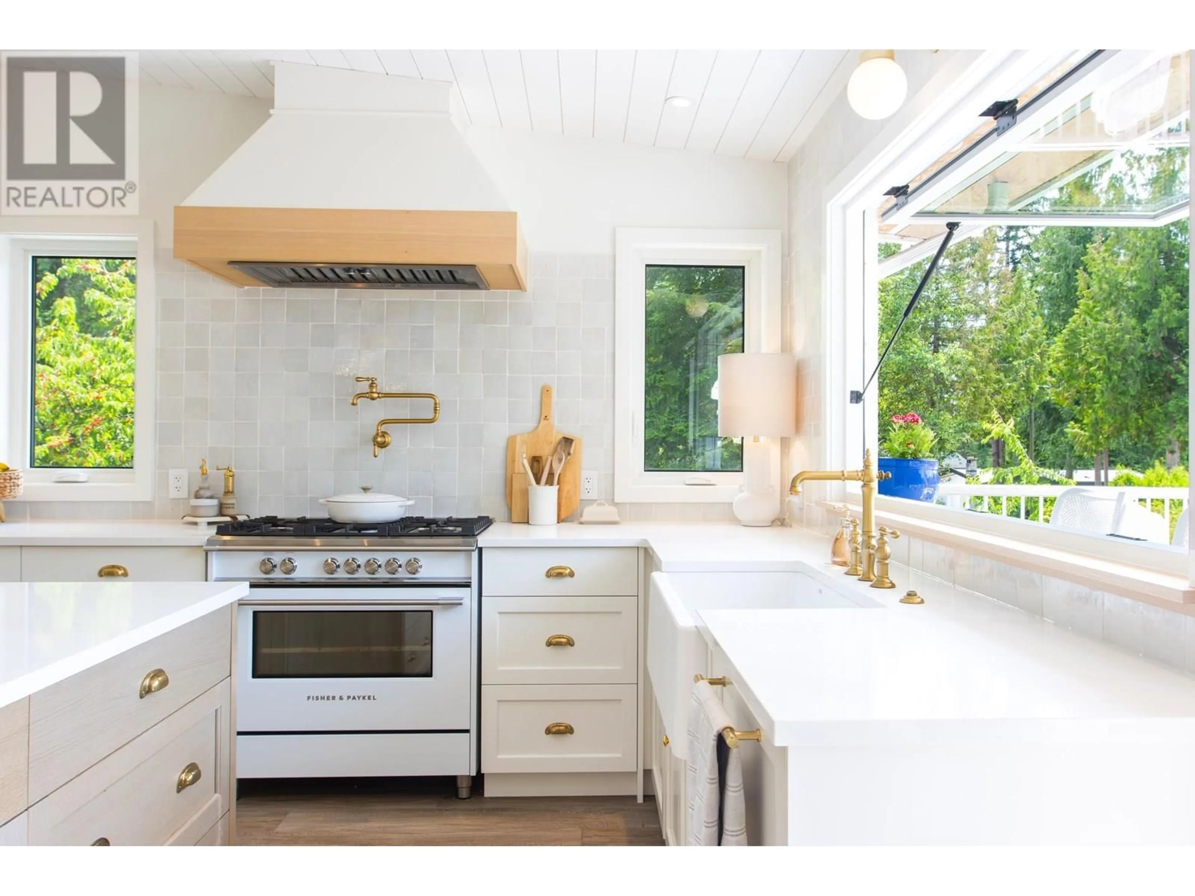 Contemporary kitchen, ceramic/tile floor for 2565 THE BOULEVARD, Squamish British Columbia V0N1H0