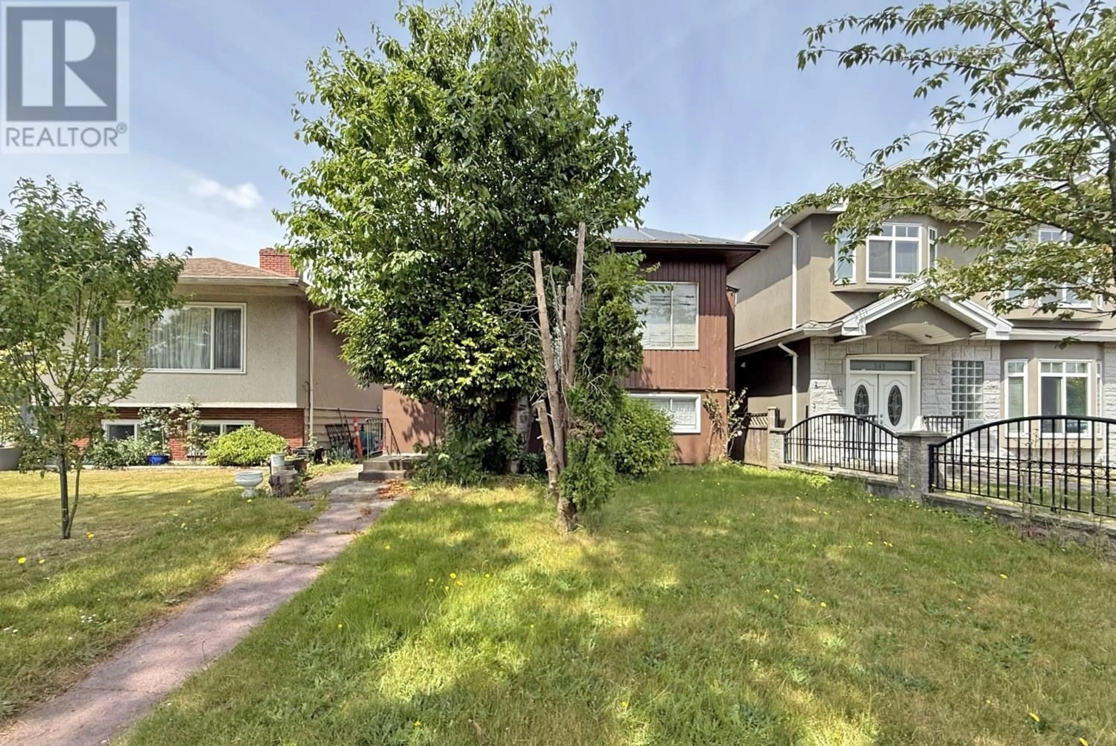 A pic from outside/outdoor area/front of a property/back of a property/a pic from drone, street for 135 47TH AVENUE, Vancouver British Columbia V5W2A6