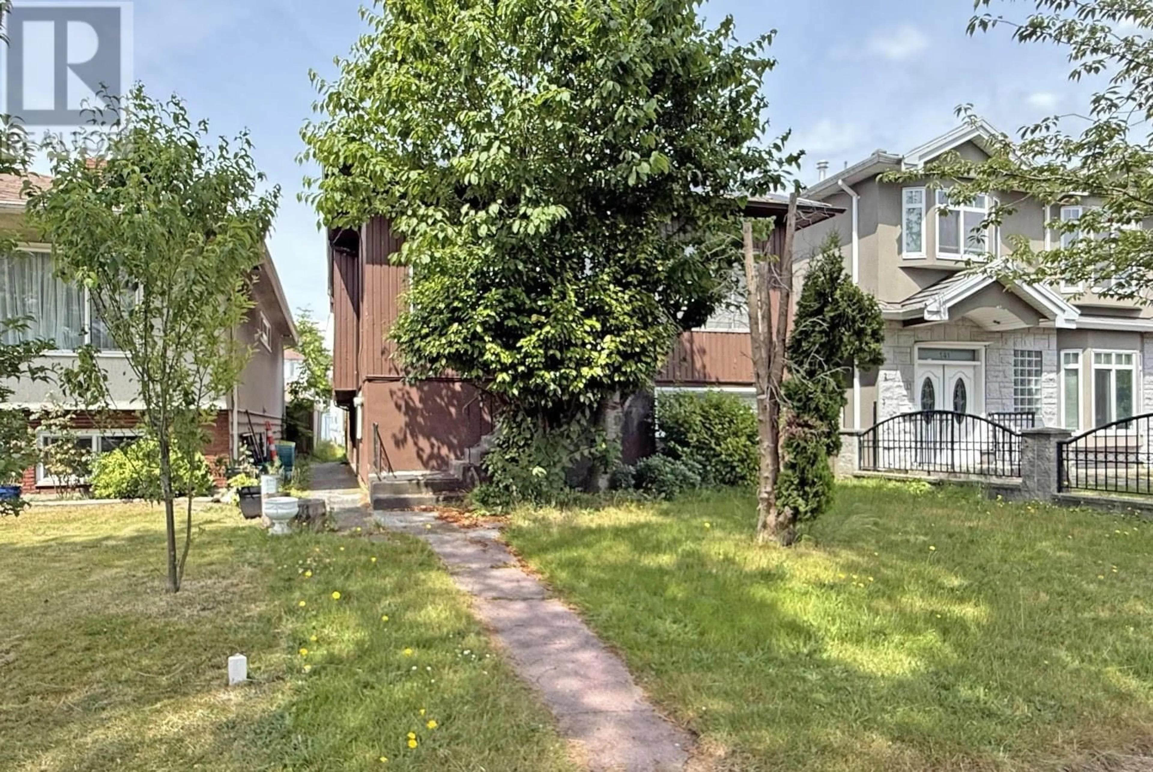 A pic from outside/outdoor area/front of a property/back of a property/a pic from drone, street for 135 47TH AVENUE, Vancouver British Columbia V5W2A6