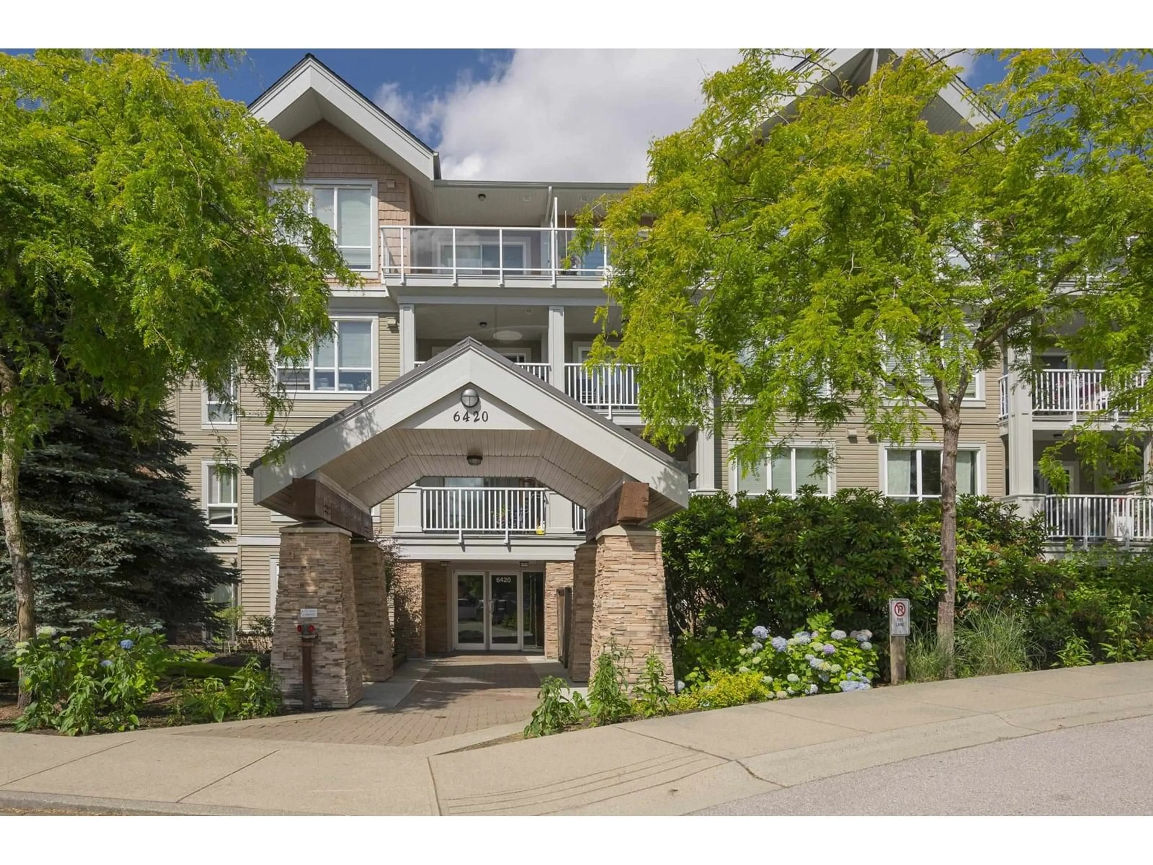 Indoor foyer for 409 - 6420 194, Surrey British Columbia V4N6J7