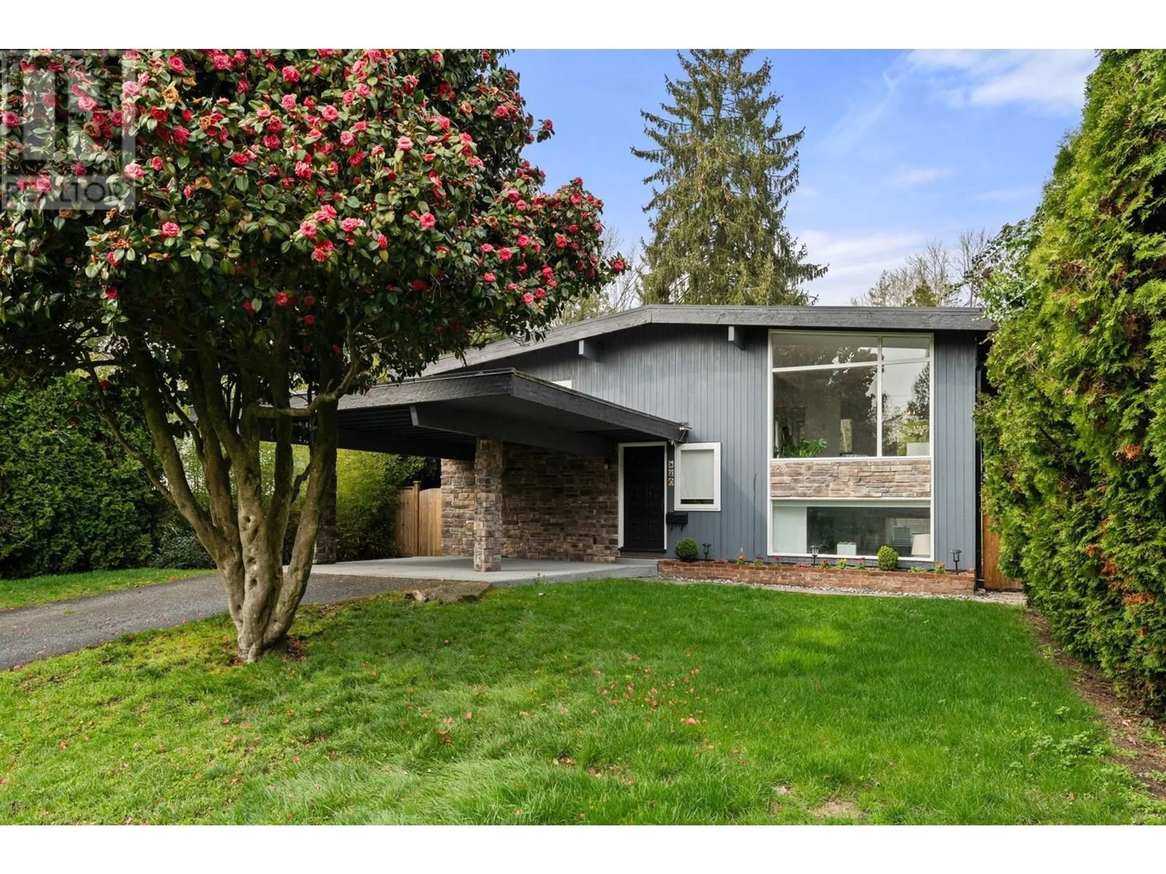 Home with vinyl exterior material, street for 530 14TH STREET, North Vancouver British Columbia V7M1P9