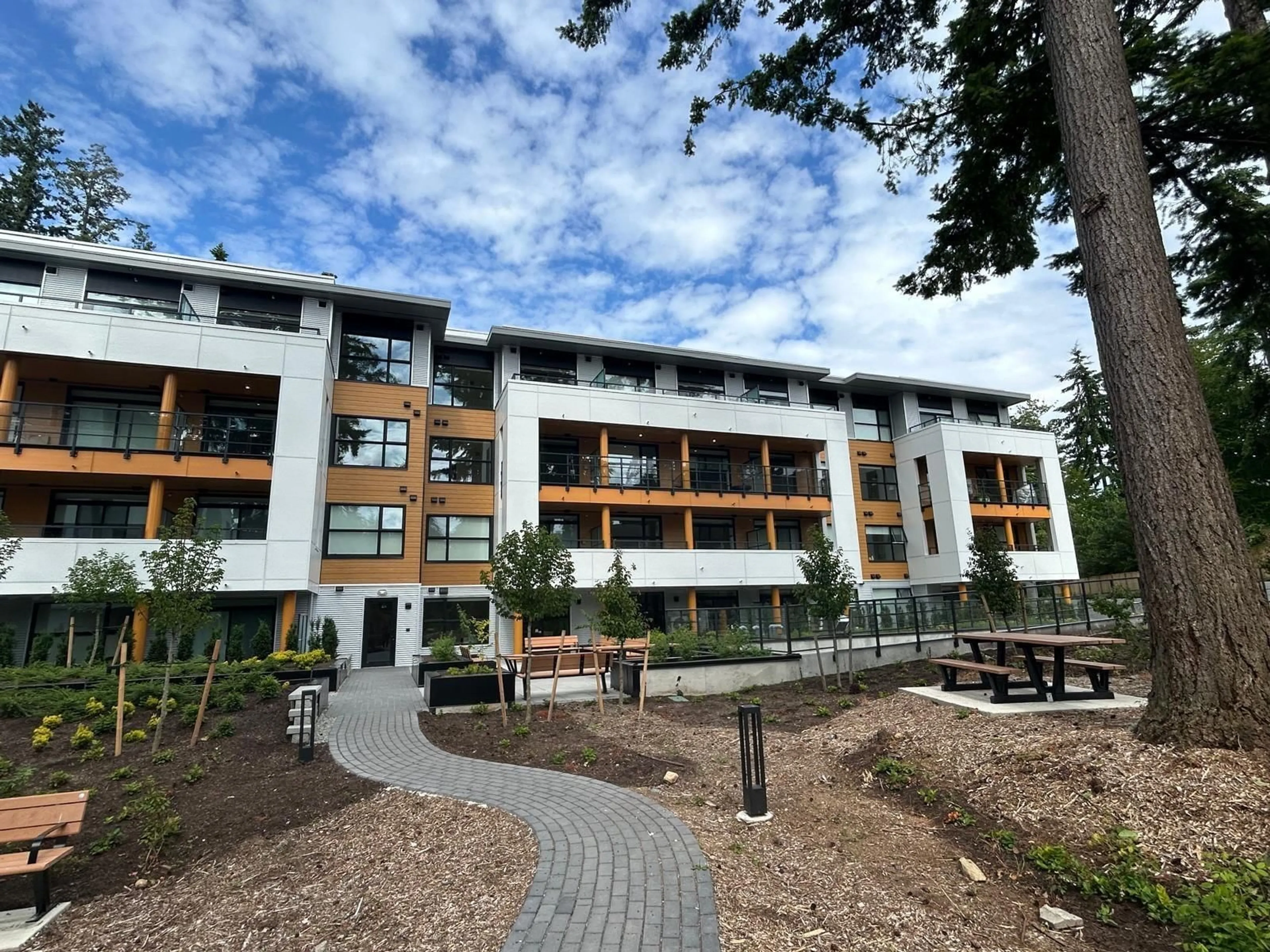A pic from outside/outdoor area/front of a property/back of a property/a pic from drone, building for 335 - 2635 KING GEORGE, Surrey British Columbia V4P0H7