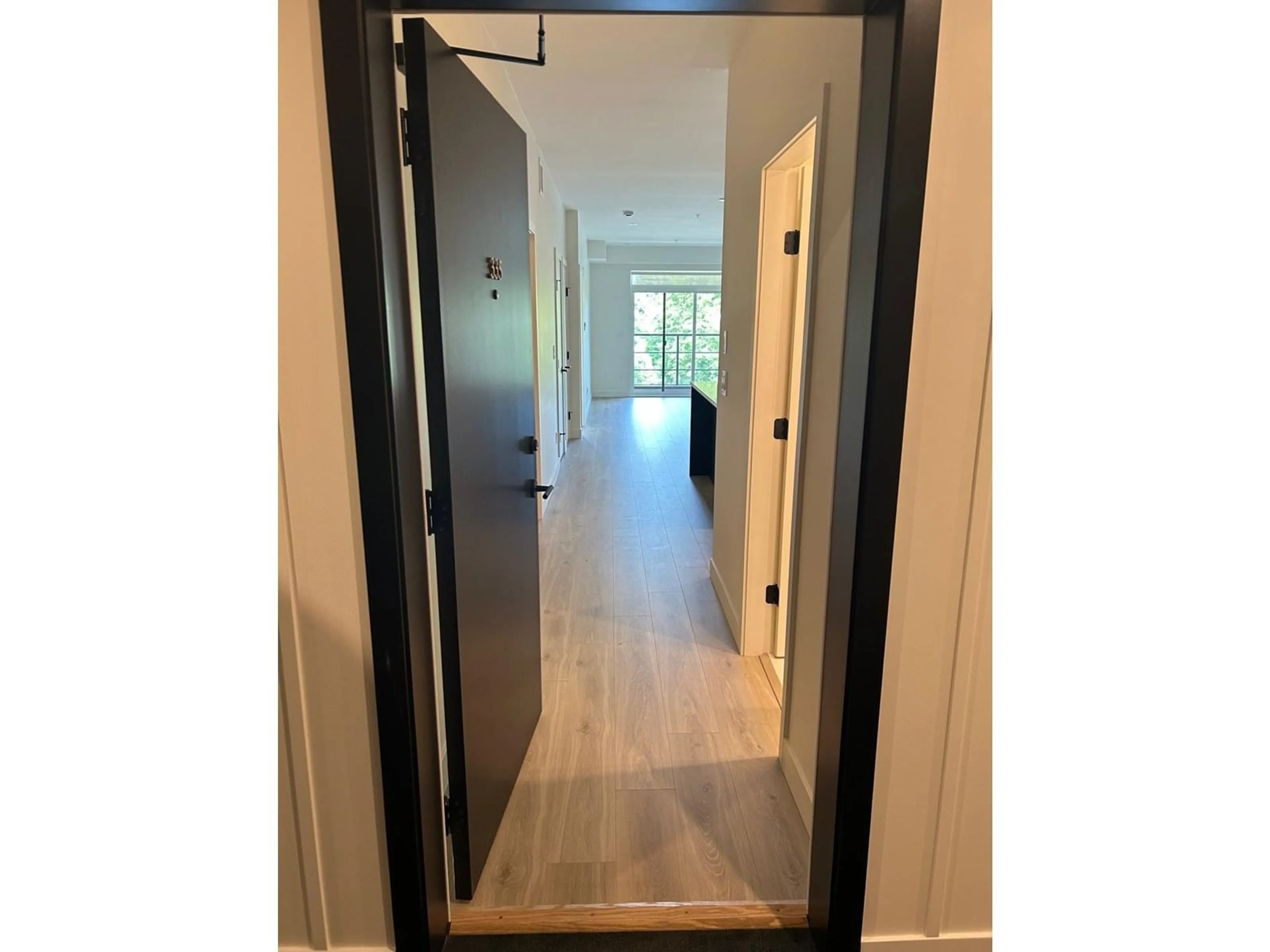 Indoor entryway for 335 - 2635 KING GEORGE, Surrey British Columbia V4P0H7