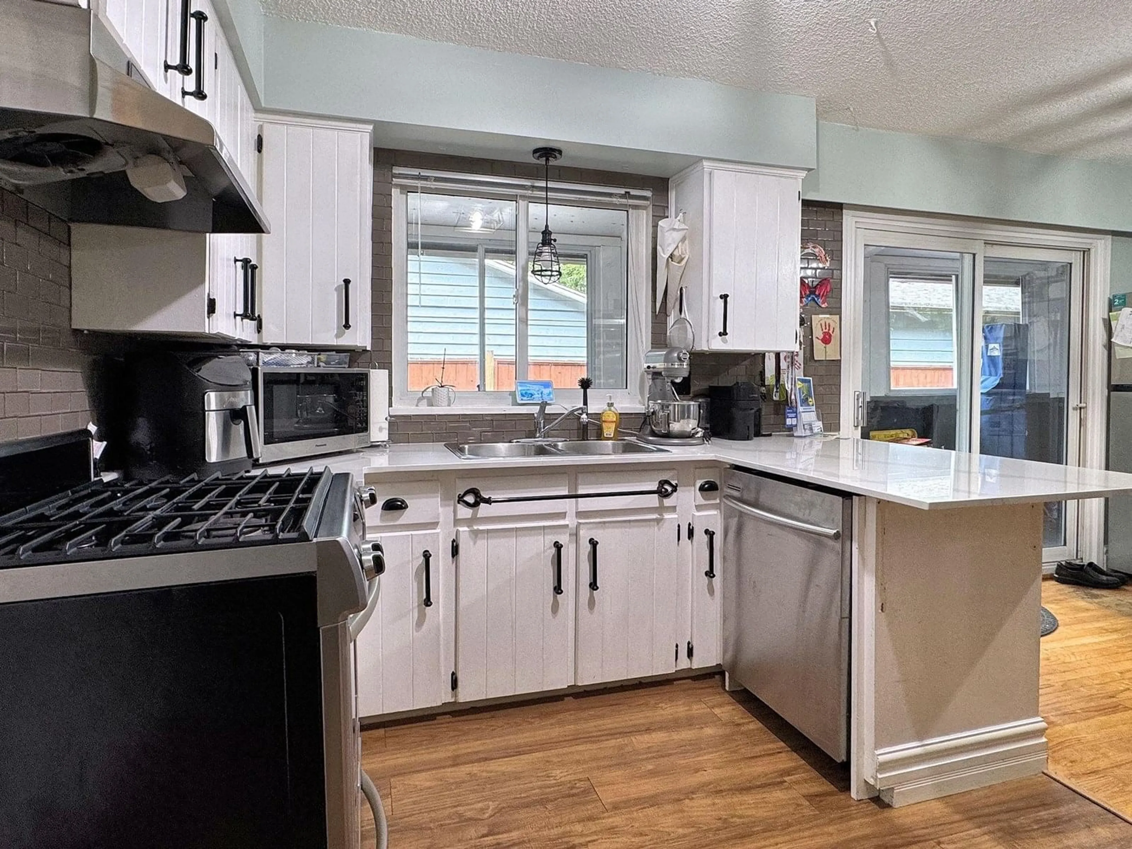 Open concept kitchen, unknown for 3890 200, Langley British Columbia V3A1K5