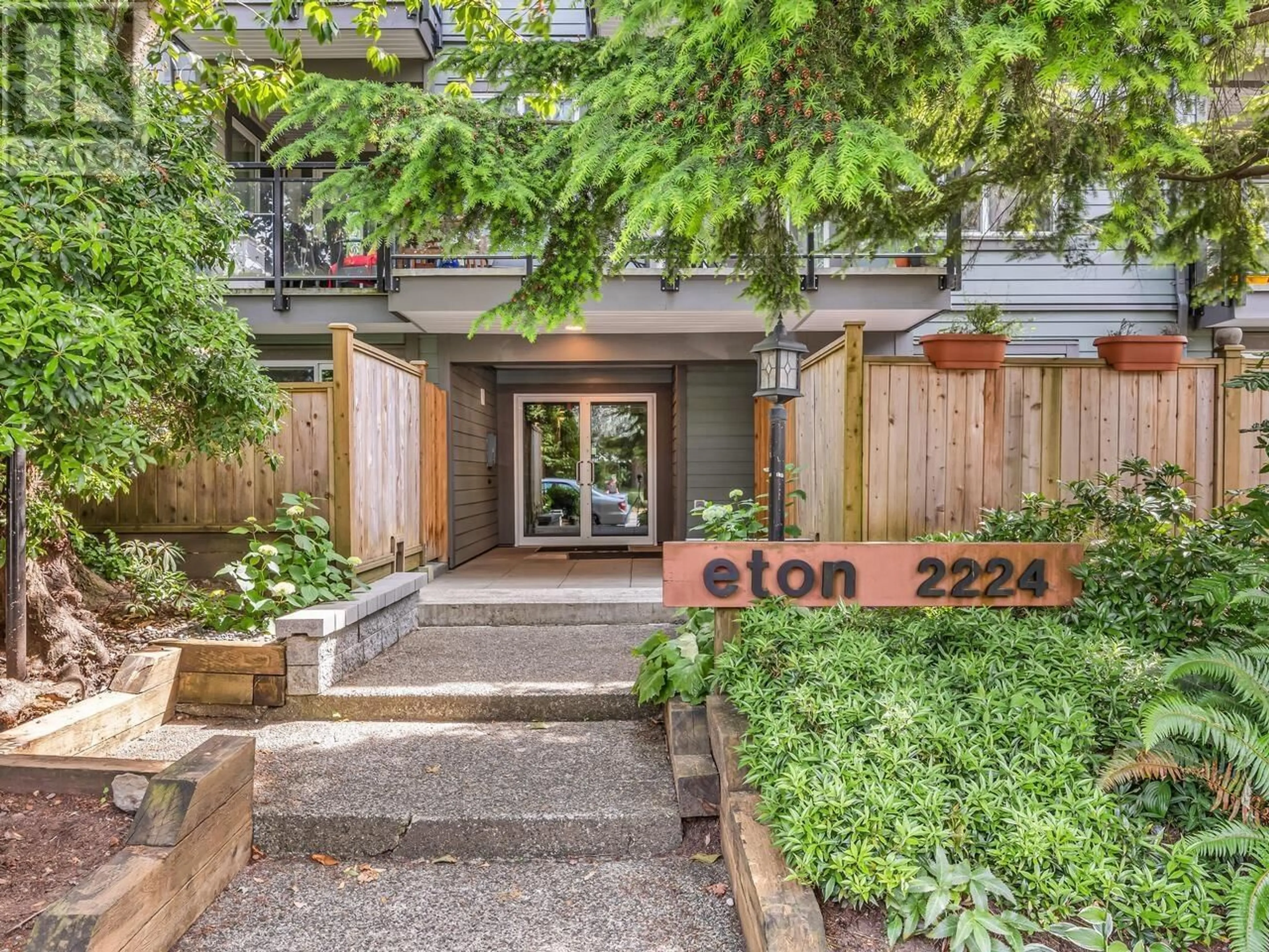 Indoor entryway for 304 - 2224 ETON STREET, Vancouver British Columbia V5L1C8