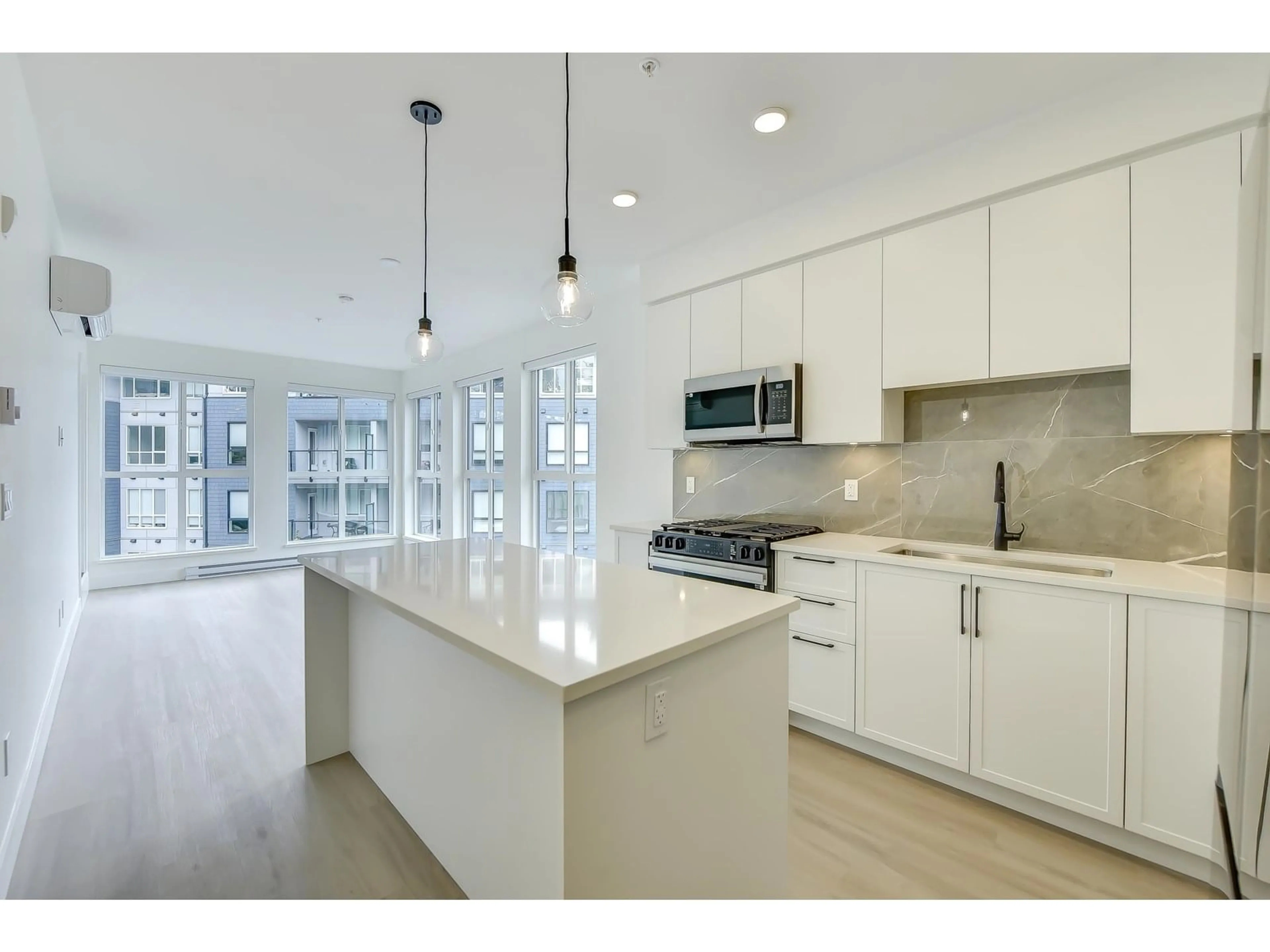 Open concept kitchen, ceramic/tile floor for 522 - 3480 146A, Surrey British Columbia V4P0H4