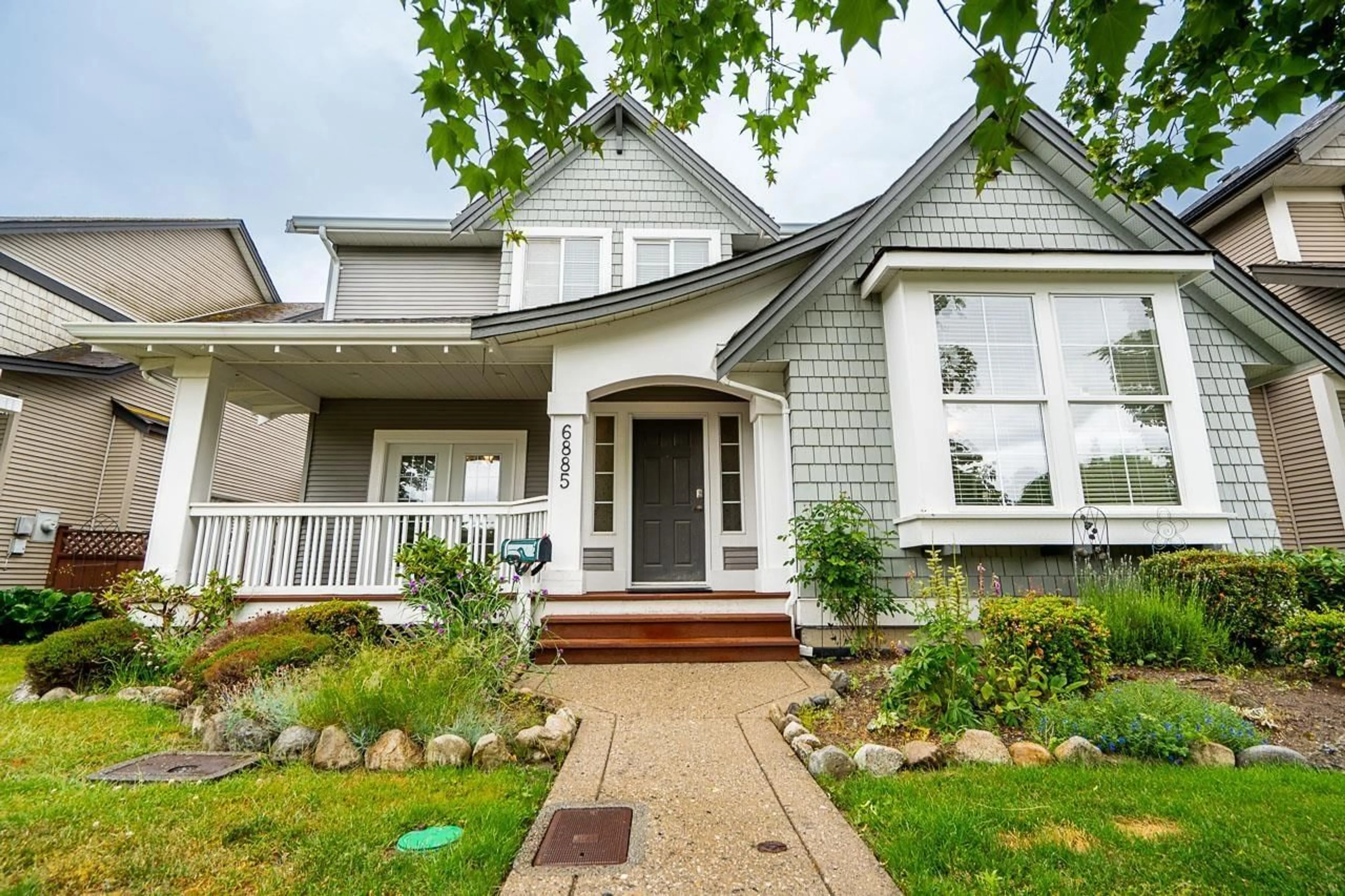 Home with vinyl exterior material, street for 6885 191, Surrey British Columbia V4N5P5