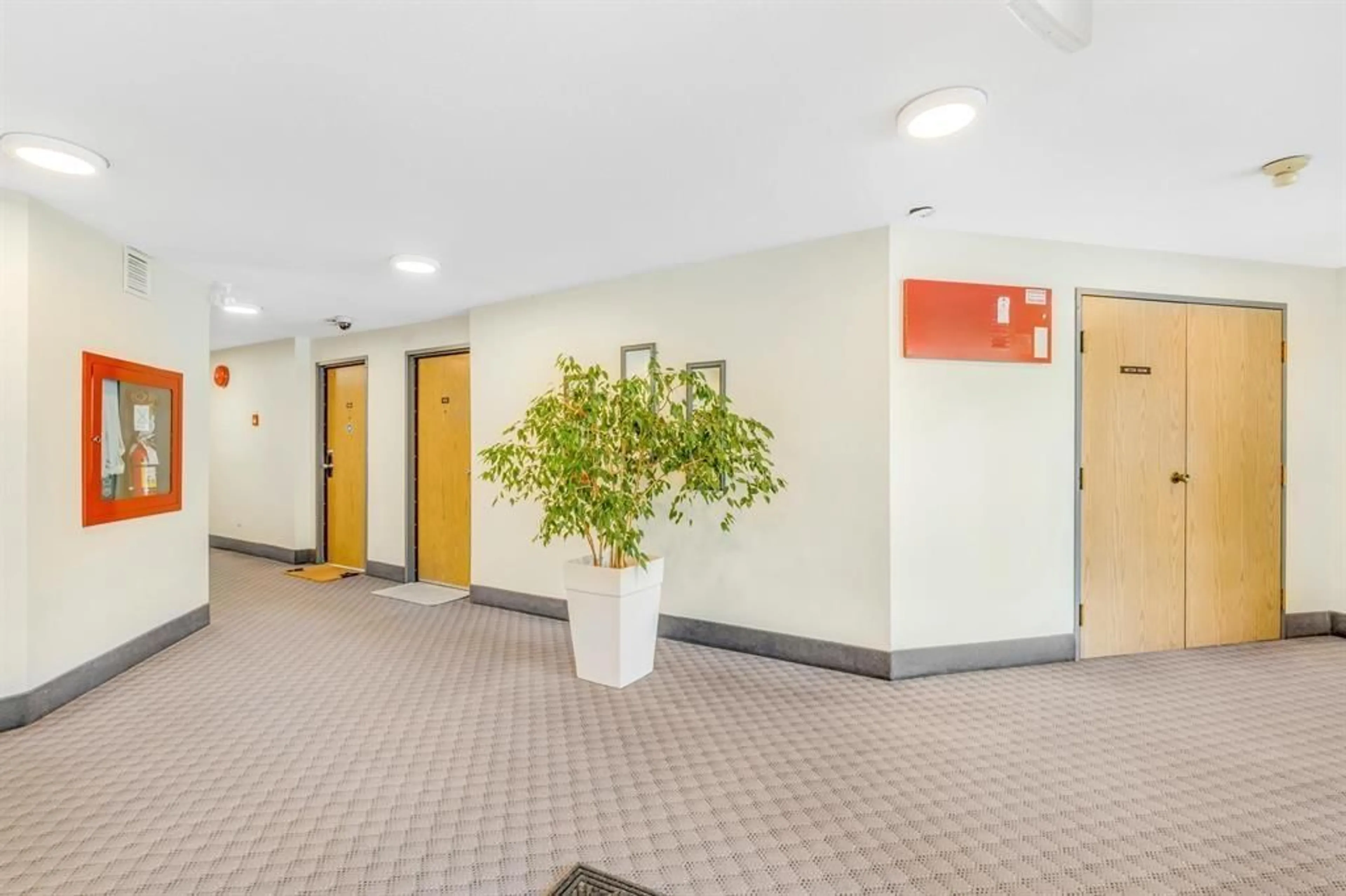 Indoor foyer for 105 - 10560 154, Surrey British Columbia V3R8A3
