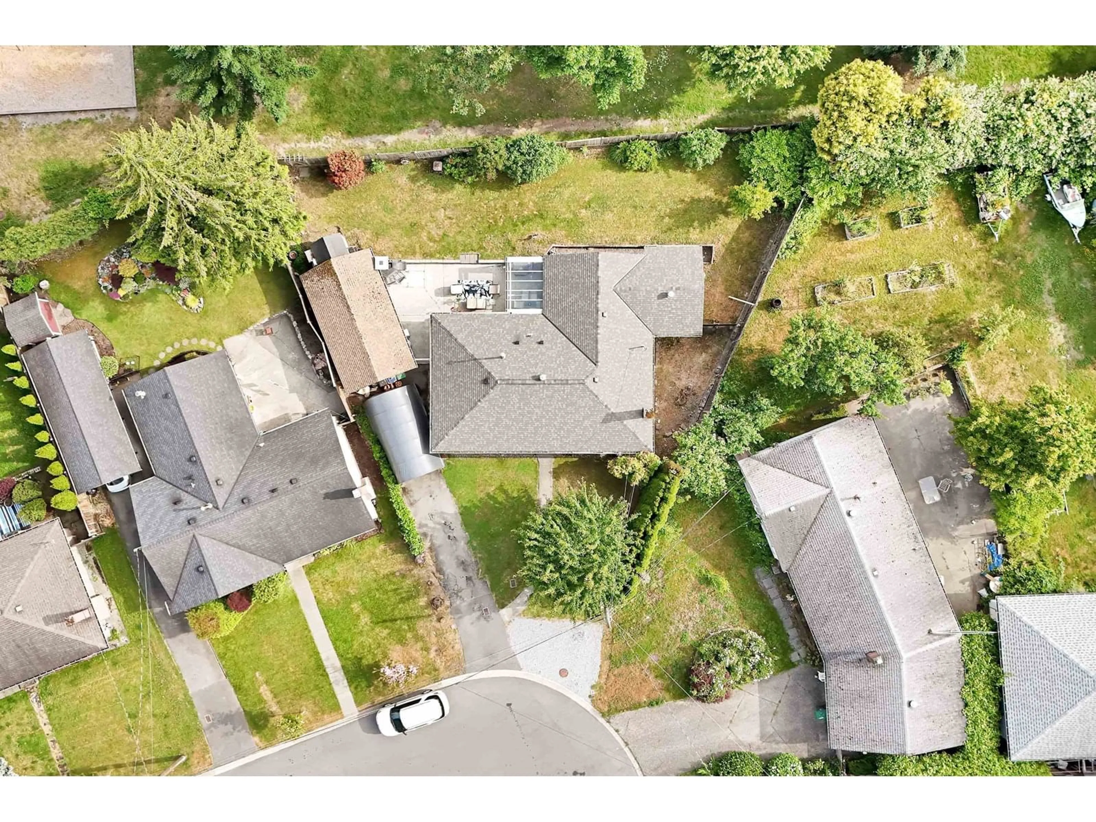A pic from outside/outdoor area/front of a property/back of a property/a pic from drone, street for 14848 LARK, Surrey British Columbia V3R4V9