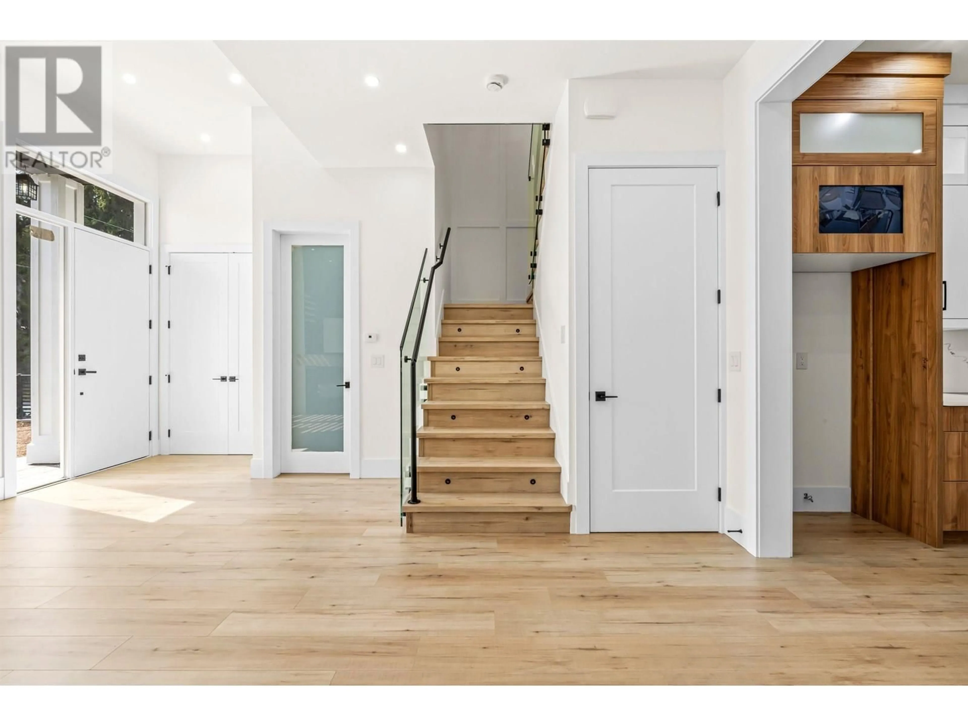 Indoor entryway for 7633 ROSEWOOD STREET, Burnaby British Columbia V5E2G8