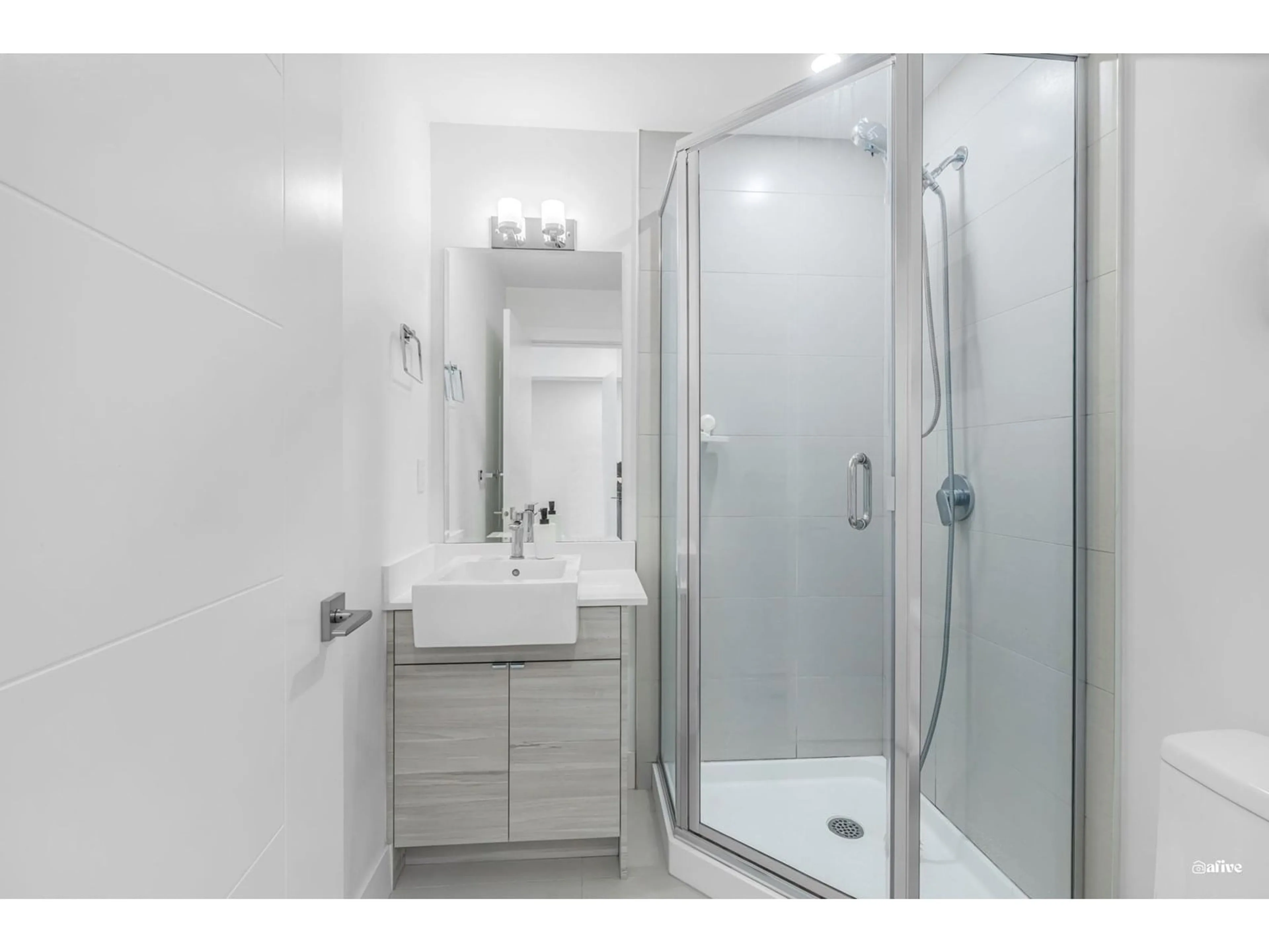 Standard bathroom, ceramic/tile floor for 76 - 7177 194A, Surrey British Columbia V4N6V6