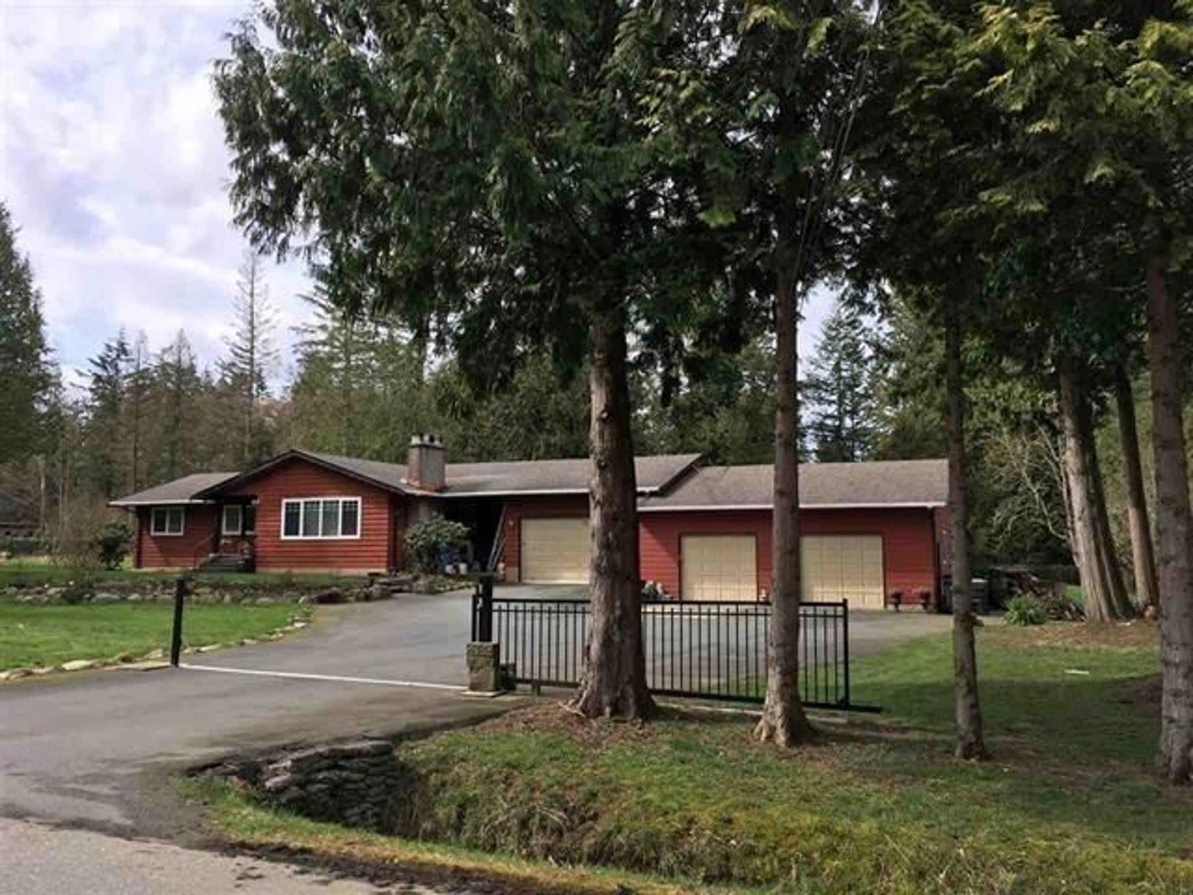 A pic from outside/outdoor area/front of a property/back of a property/a pic from drone, street for 20075 FERNRIDGE, Langley British Columbia V2Z1X4