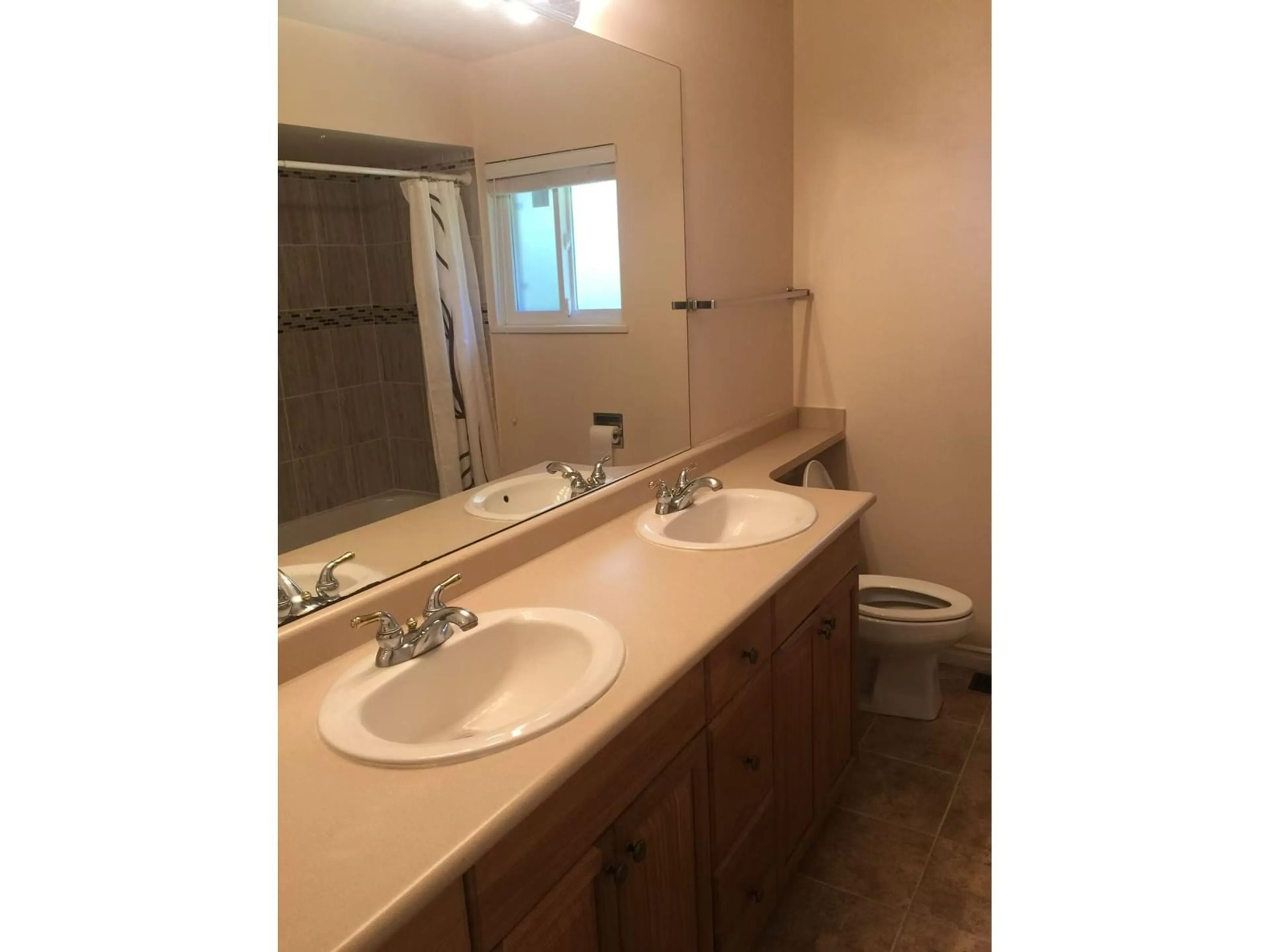 Standard bathroom, ceramic/tile floor for 20075 FERNRIDGE, Langley British Columbia V2Z1X4