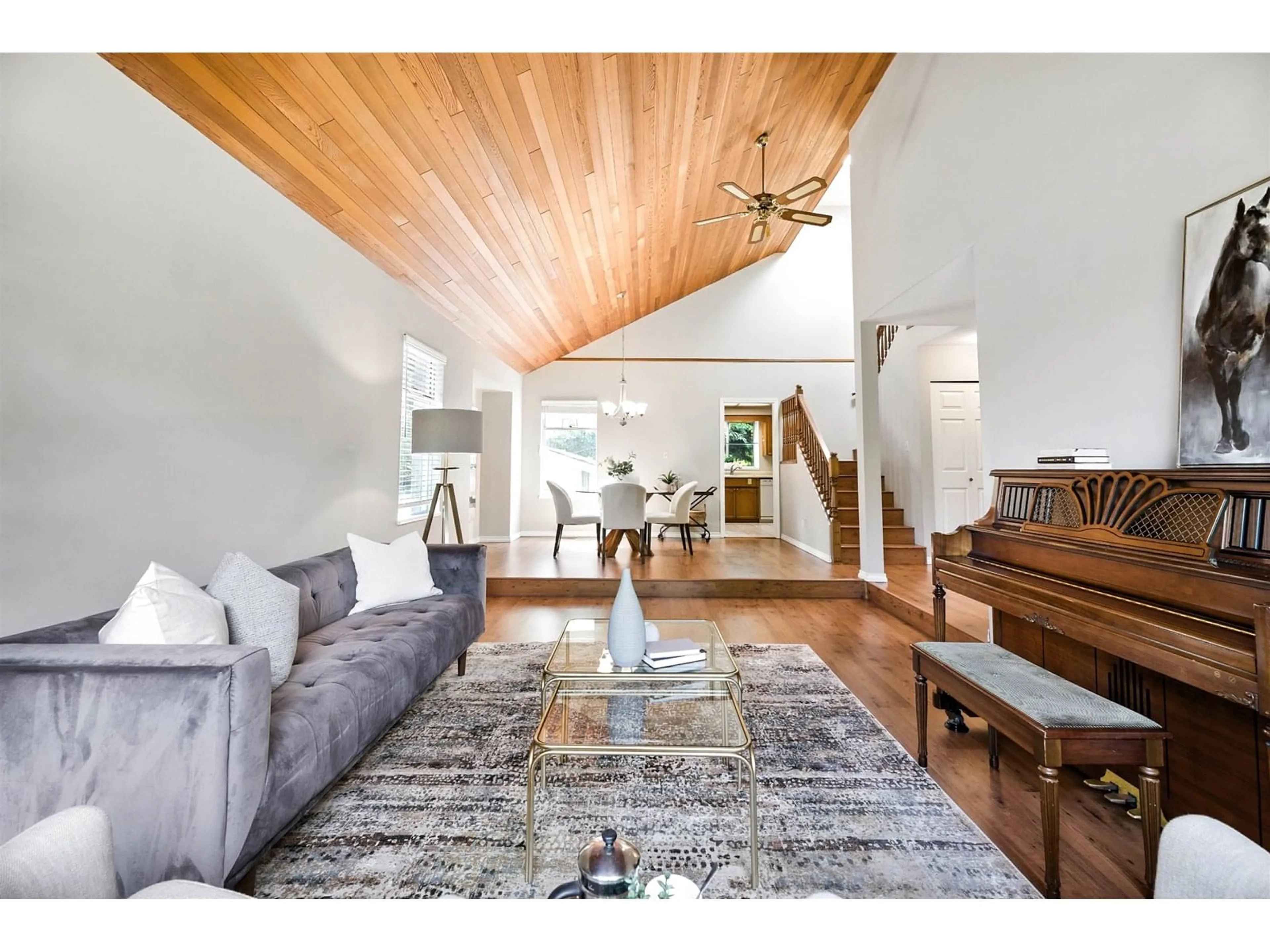 Living room with furniture, wood/laminate floor for 6395 SUNWOOD, Delta British Columbia V4E3J6