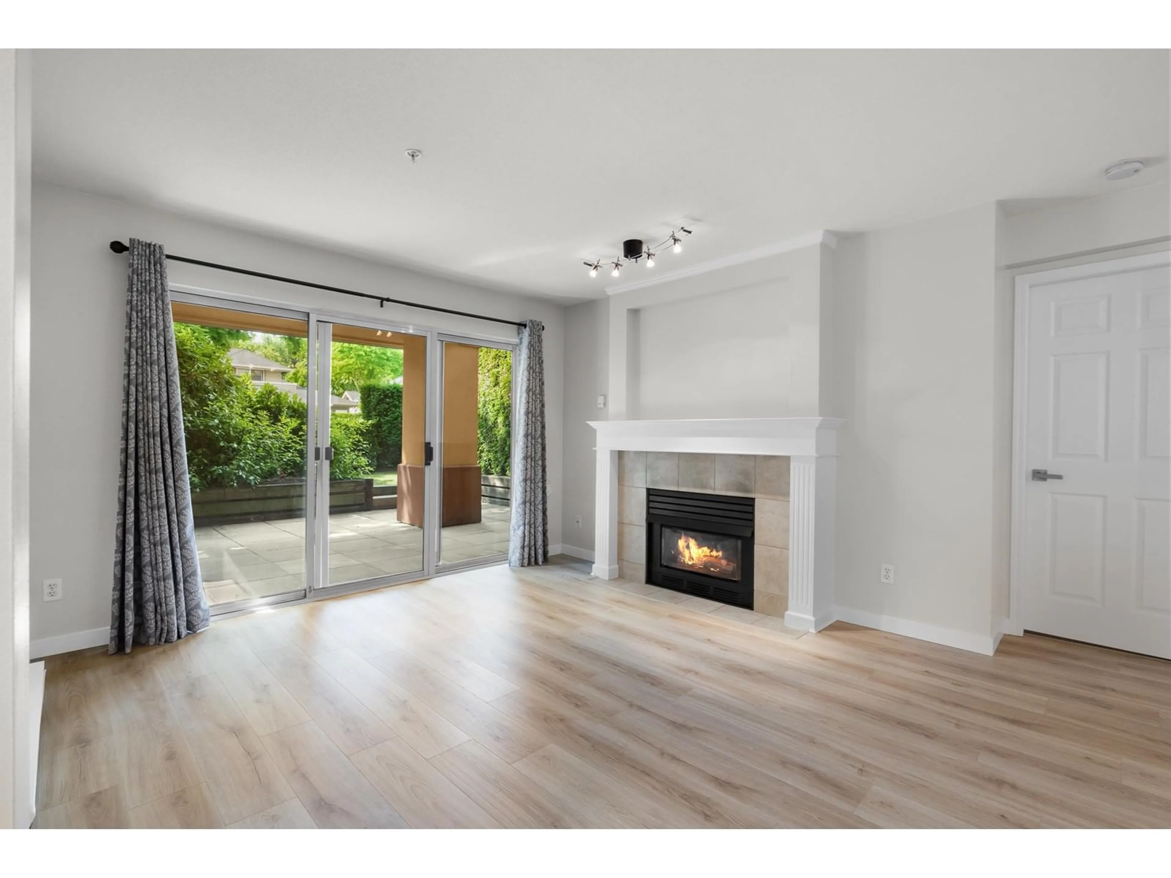 A pic of a room for 109 - 15155 22, Surrey British Columbia V4A9T4
