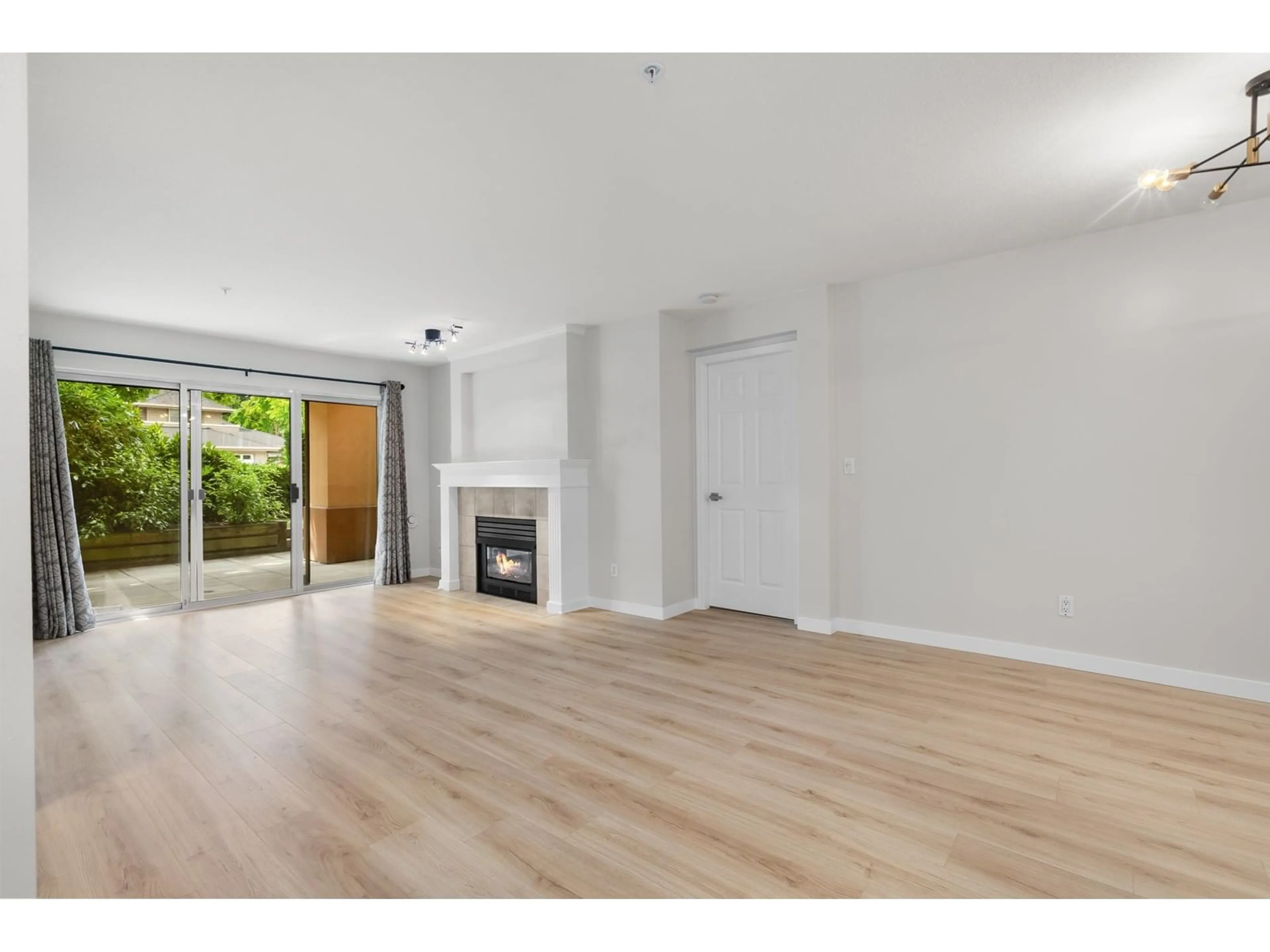 A pic of a room for 109 - 15155 22, Surrey British Columbia V4A9T4