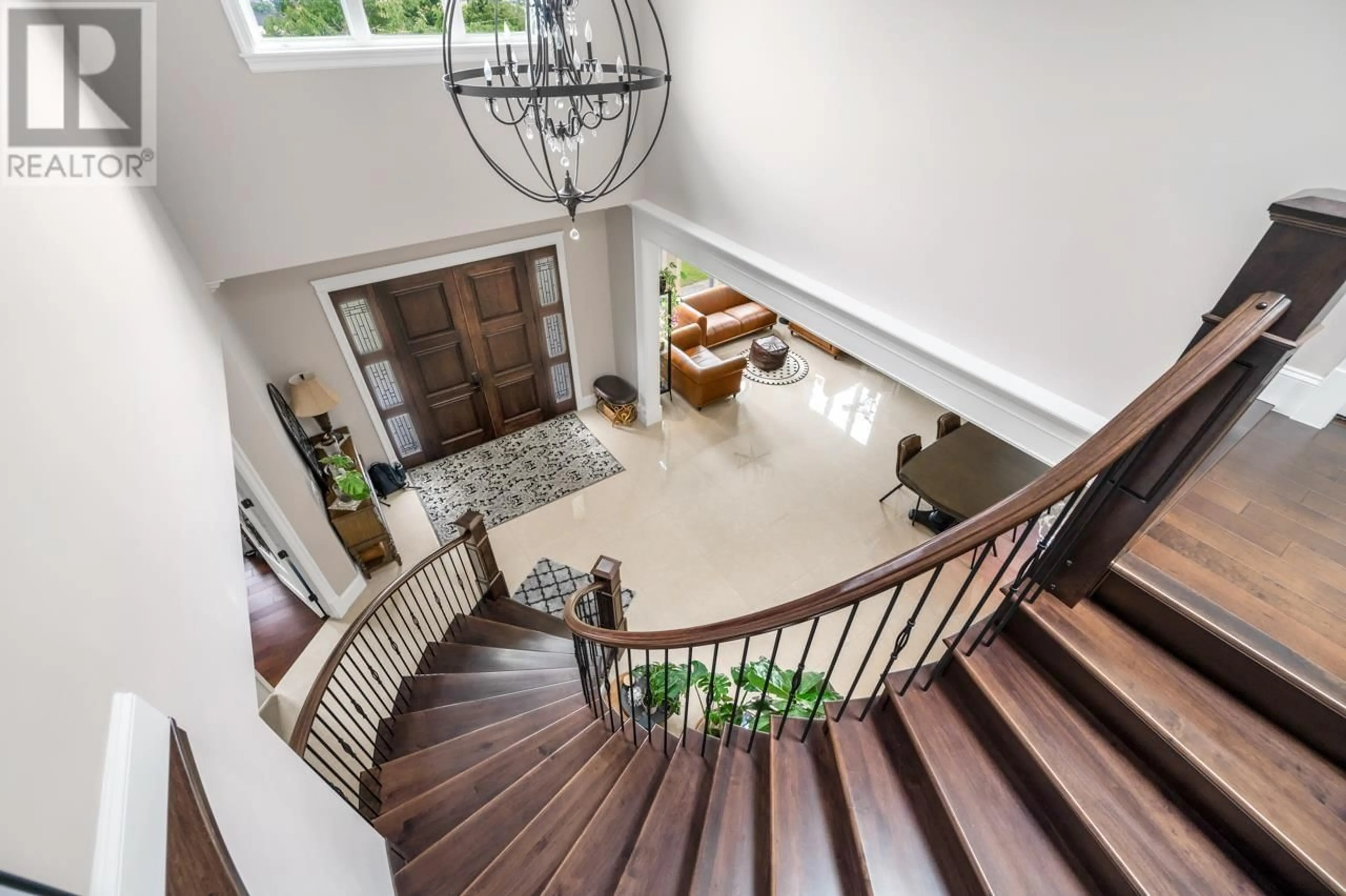 Indoor foyer for 4758 BOND STREET, Burnaby British Columbia V5H1H1