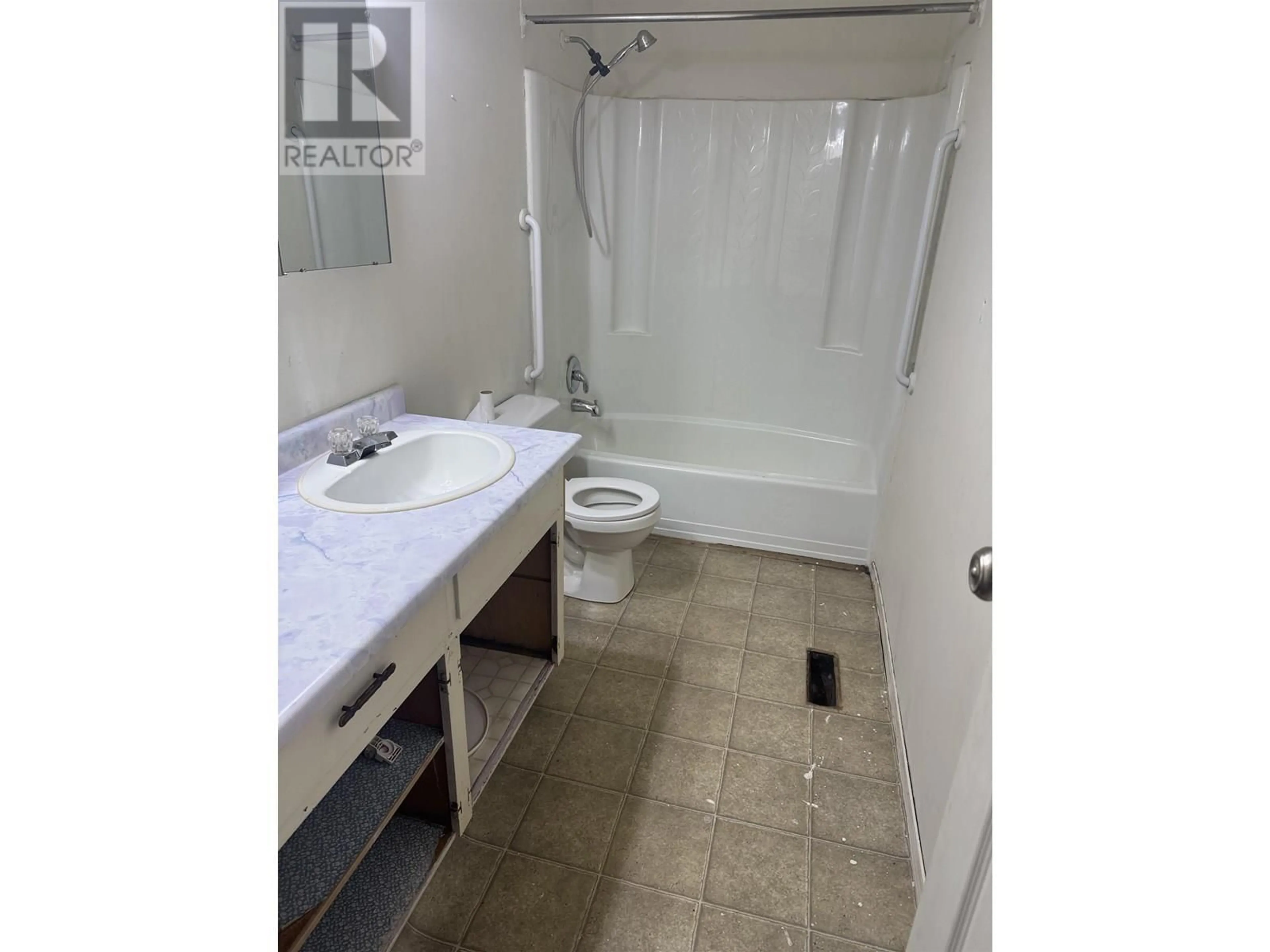 Standard bathroom, ceramic/tile floor for 61 MUNRO CRESCENT, Mackenzie British Columbia V0J2C0