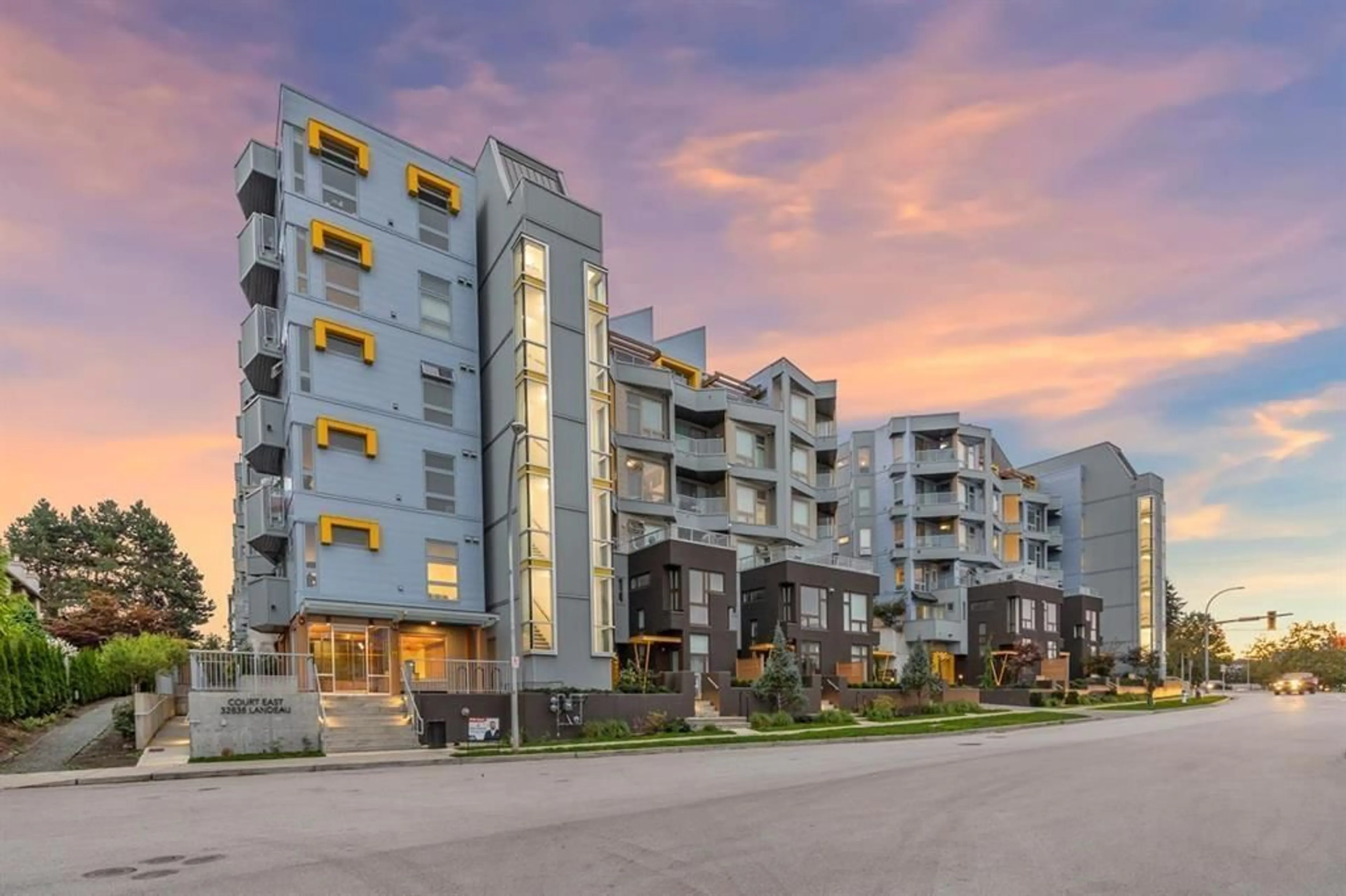 Patio, building for 212 - 32838 LANDEAU, Abbotsford British Columbia V2S0M6