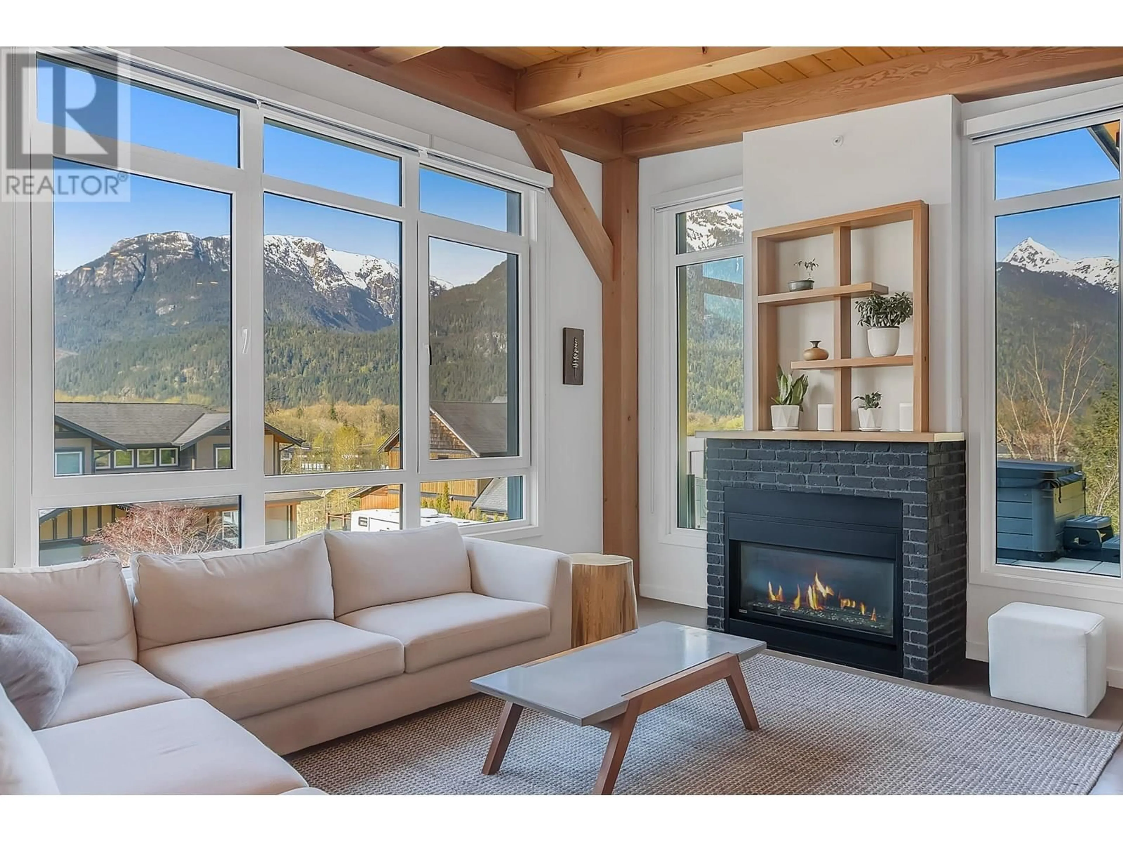 Living room with furniture, wood/laminate floor for 41160 ROCKRIDGE PLACE, Squamish British Columbia V8B0S4