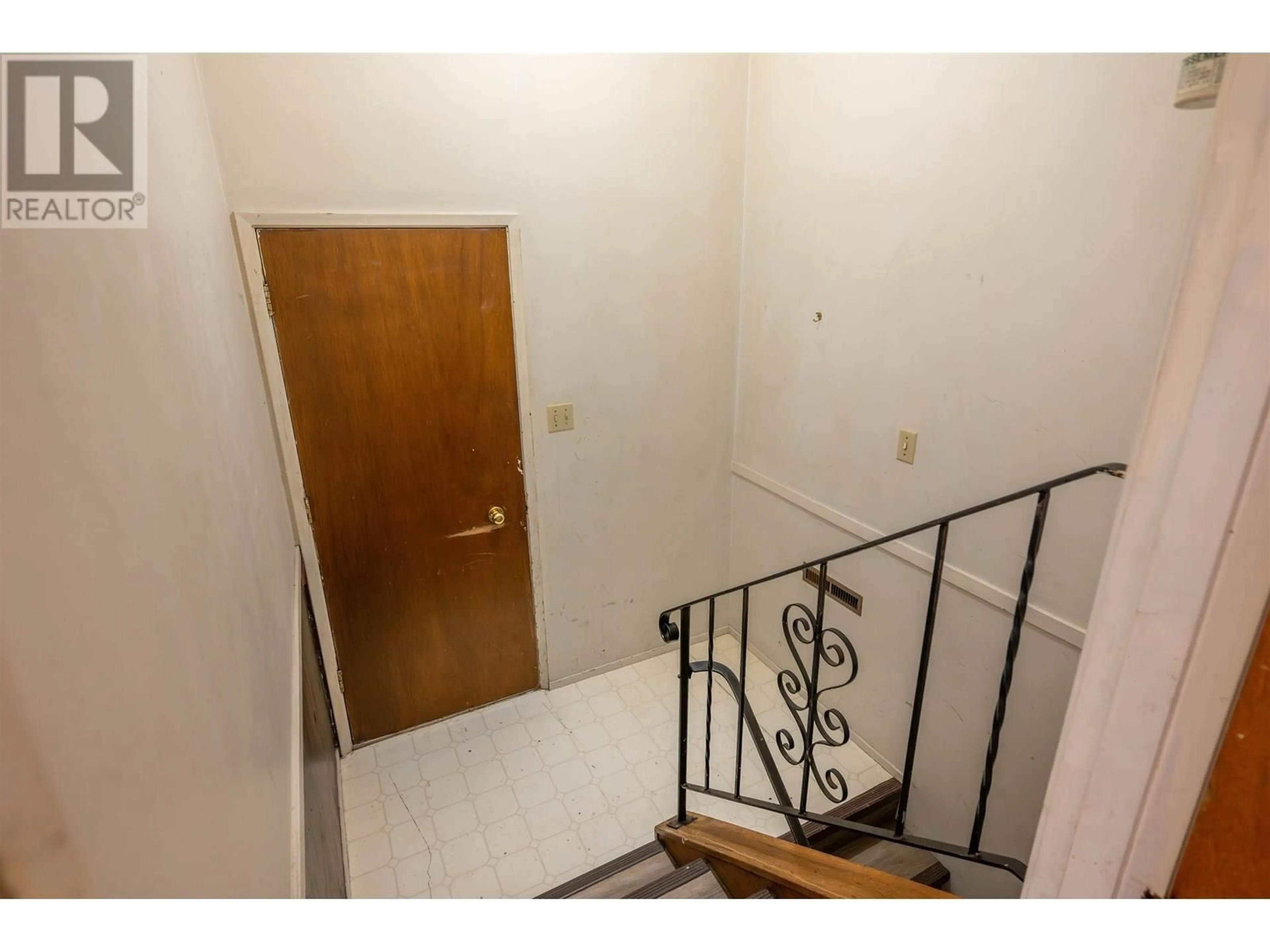 Indoor foyer for 2795 FAIRVIEW CRESCENT, Prince George British Columbia V2N1G7