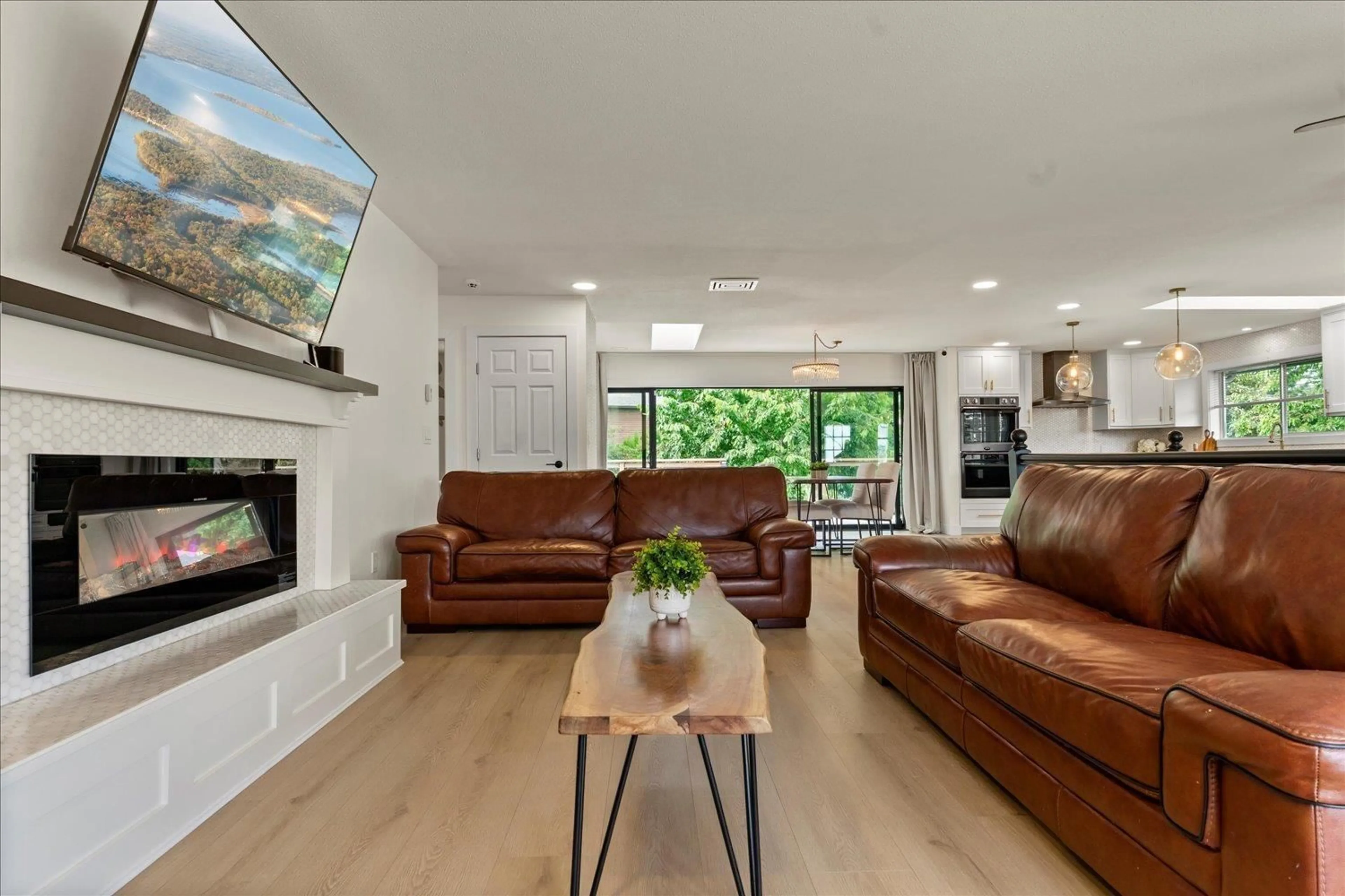 Living room with furniture, unknown for 33343 HODSON, Mission British Columbia V2V6J6
