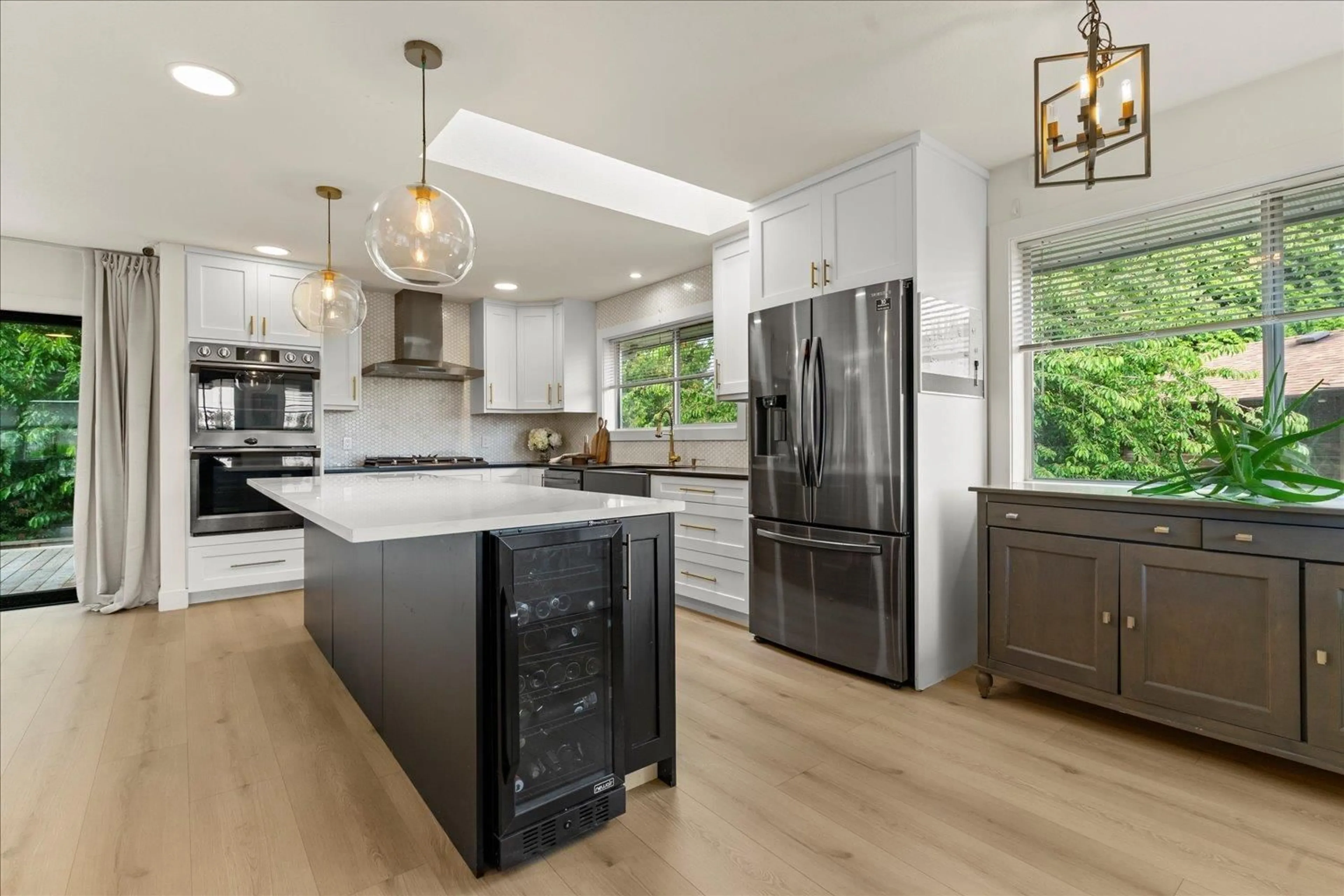 Contemporary kitchen, unknown for 33343 HODSON, Mission British Columbia V2V6J6