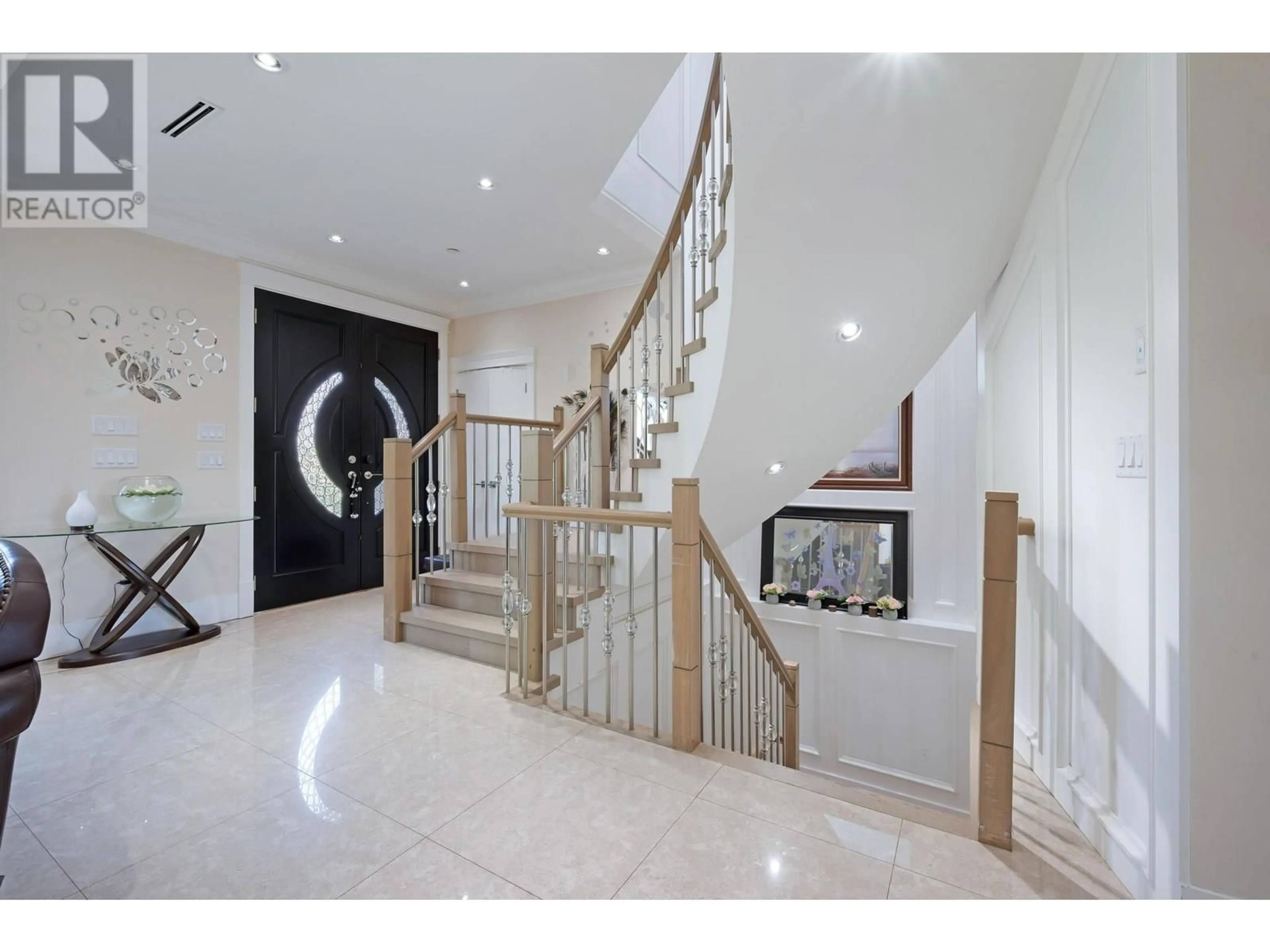 Indoor foyer for 242 65TH AVENUE, Vancouver British Columbia V5X2P4