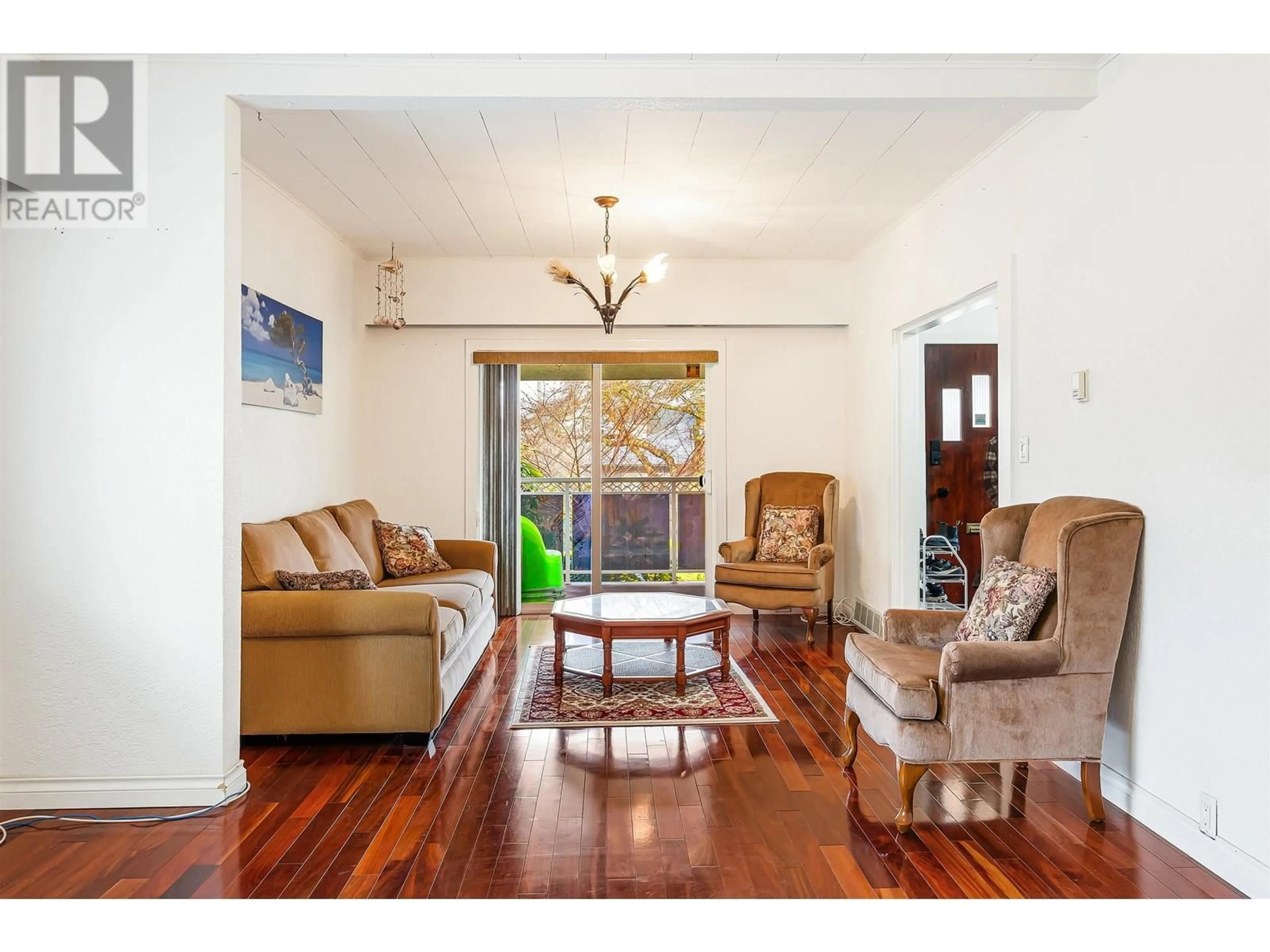 Living room with furniture, wood/laminate floor for 1008 22ND AVENUE, Vancouver British Columbia V5V1W3
