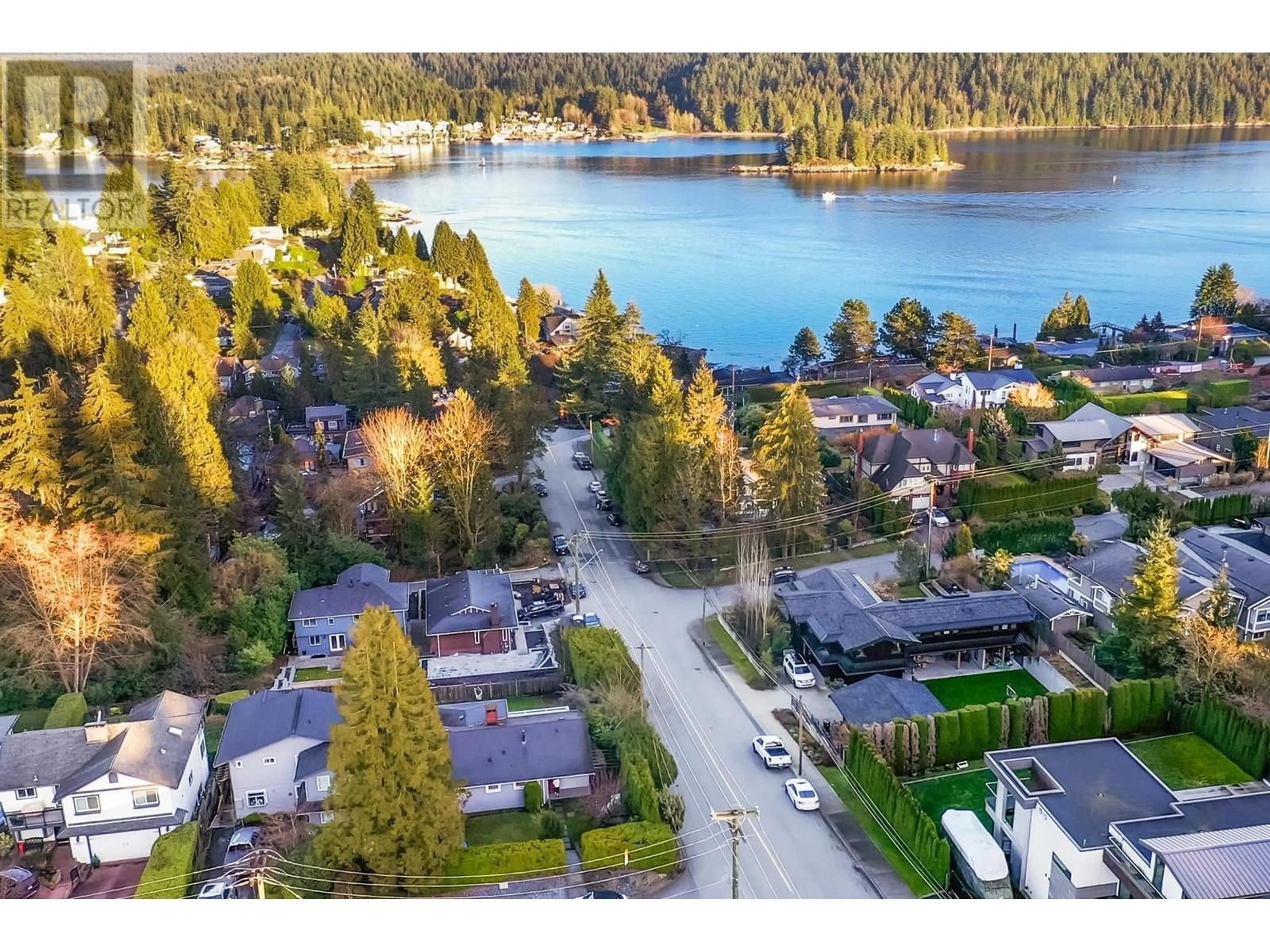 A pic from outside/outdoor area/front of a property/back of a property/a pic from drone, water/lake/river/ocean view for 1008 CALEDONIA AVENUE, North Vancouver British Columbia V7G1T3