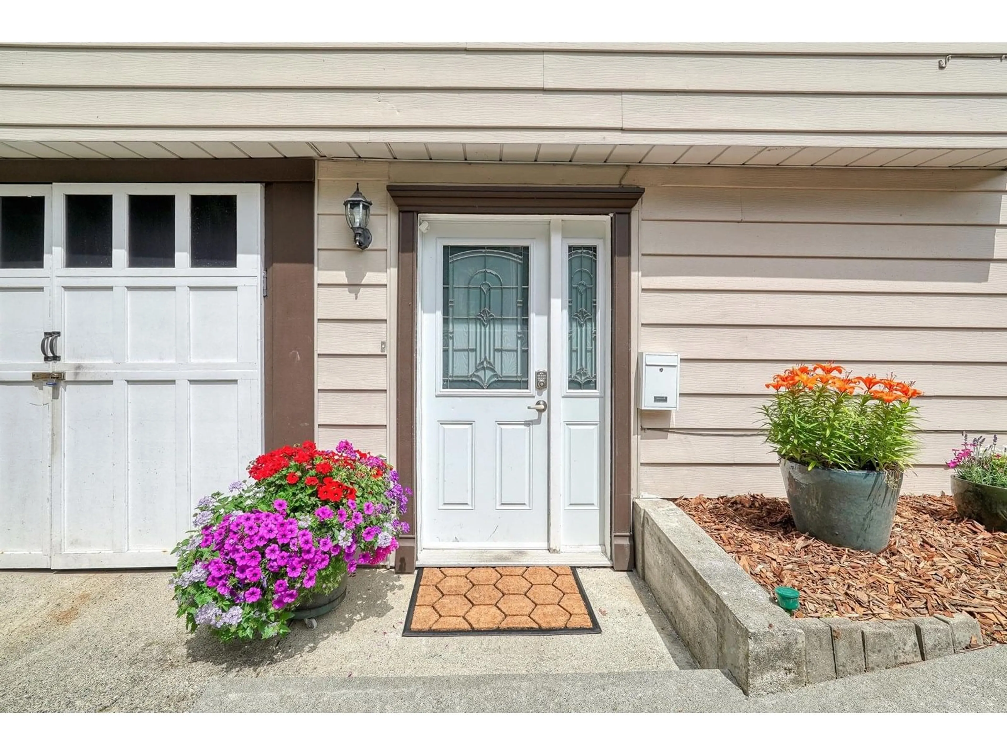 Home with vinyl exterior material, street for 19999 50, Langley British Columbia V3A6P8