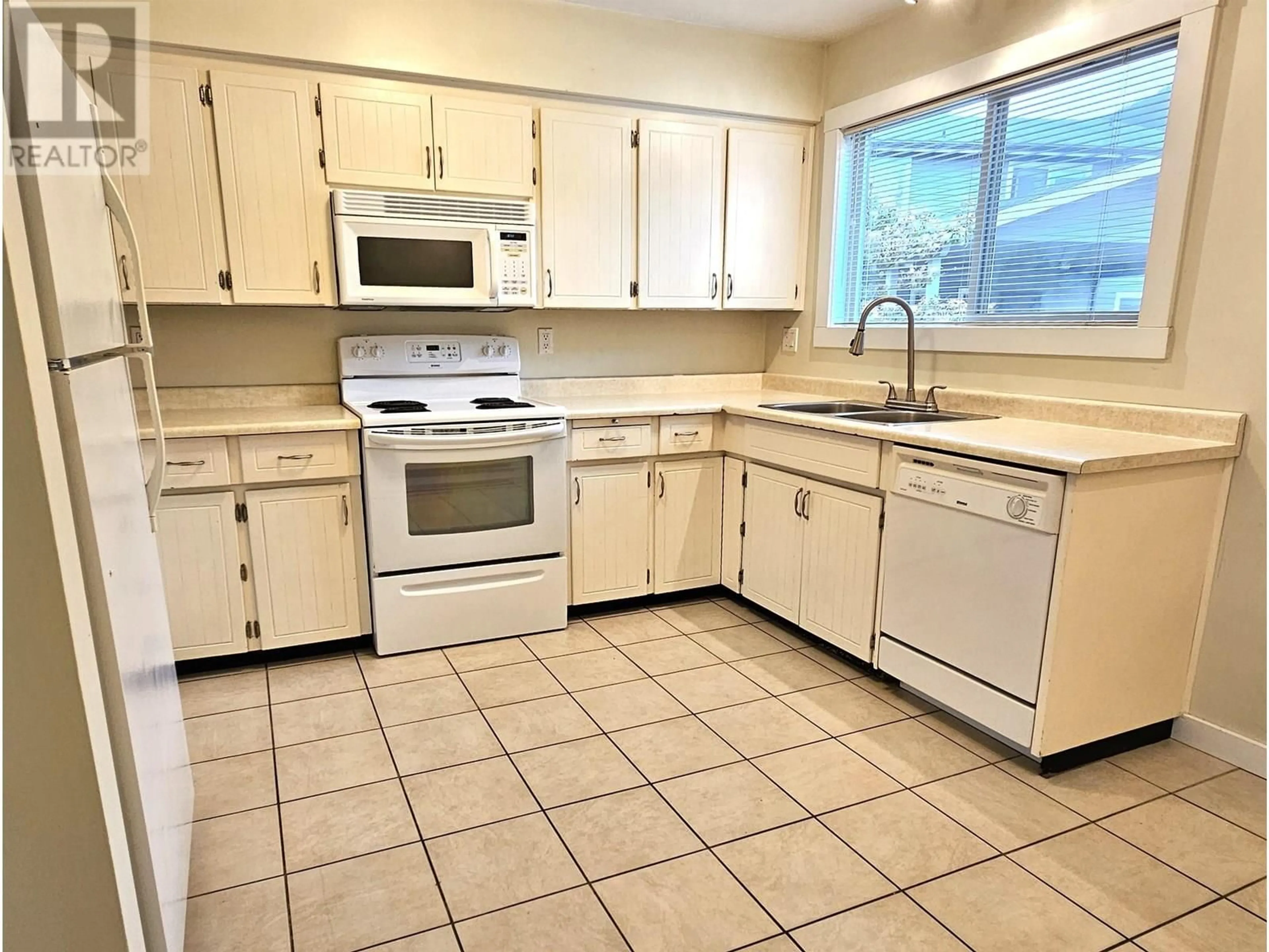 Standard kitchen, ceramic/tile floor for 33 - 41450 GOVERNMENT ROAD, Squamish British Columbia V0N1H0
