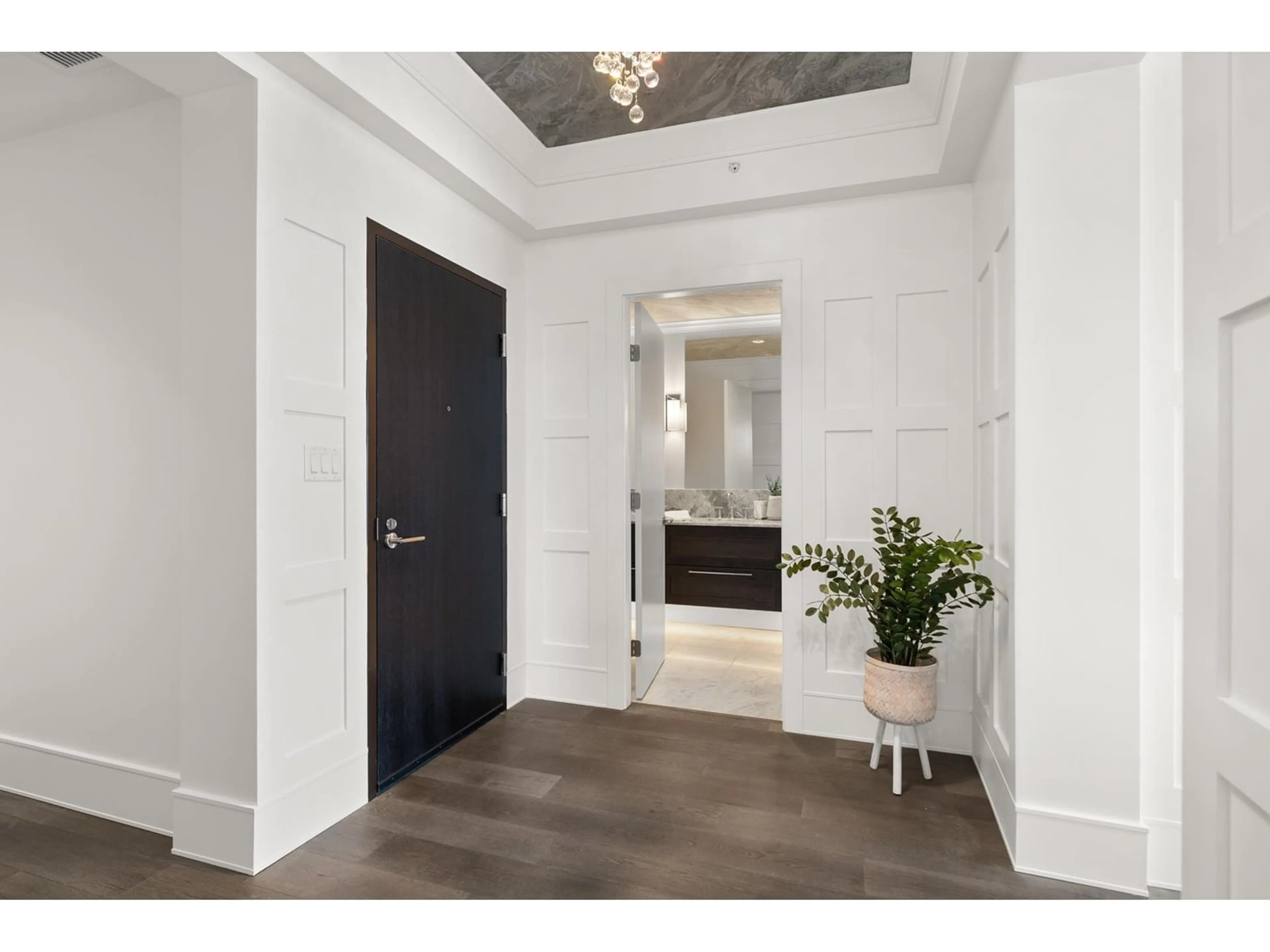 Indoor entryway for 1701 - 1500 MARTIN, White Rock British Columbia V3Z2L5