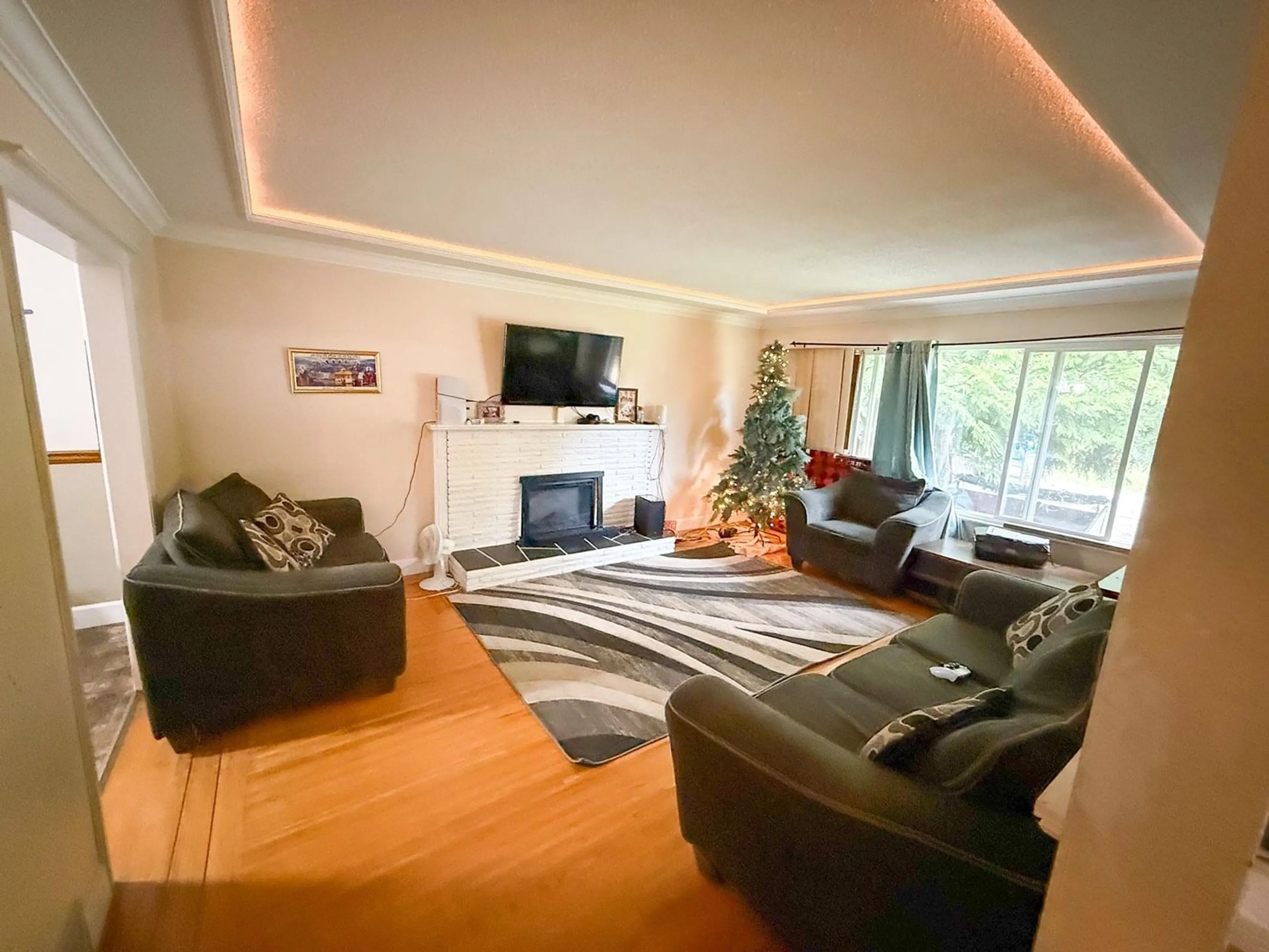Living room with furniture, wood/laminate floor for 10478 155A, Surrey British Columbia V3R4K7