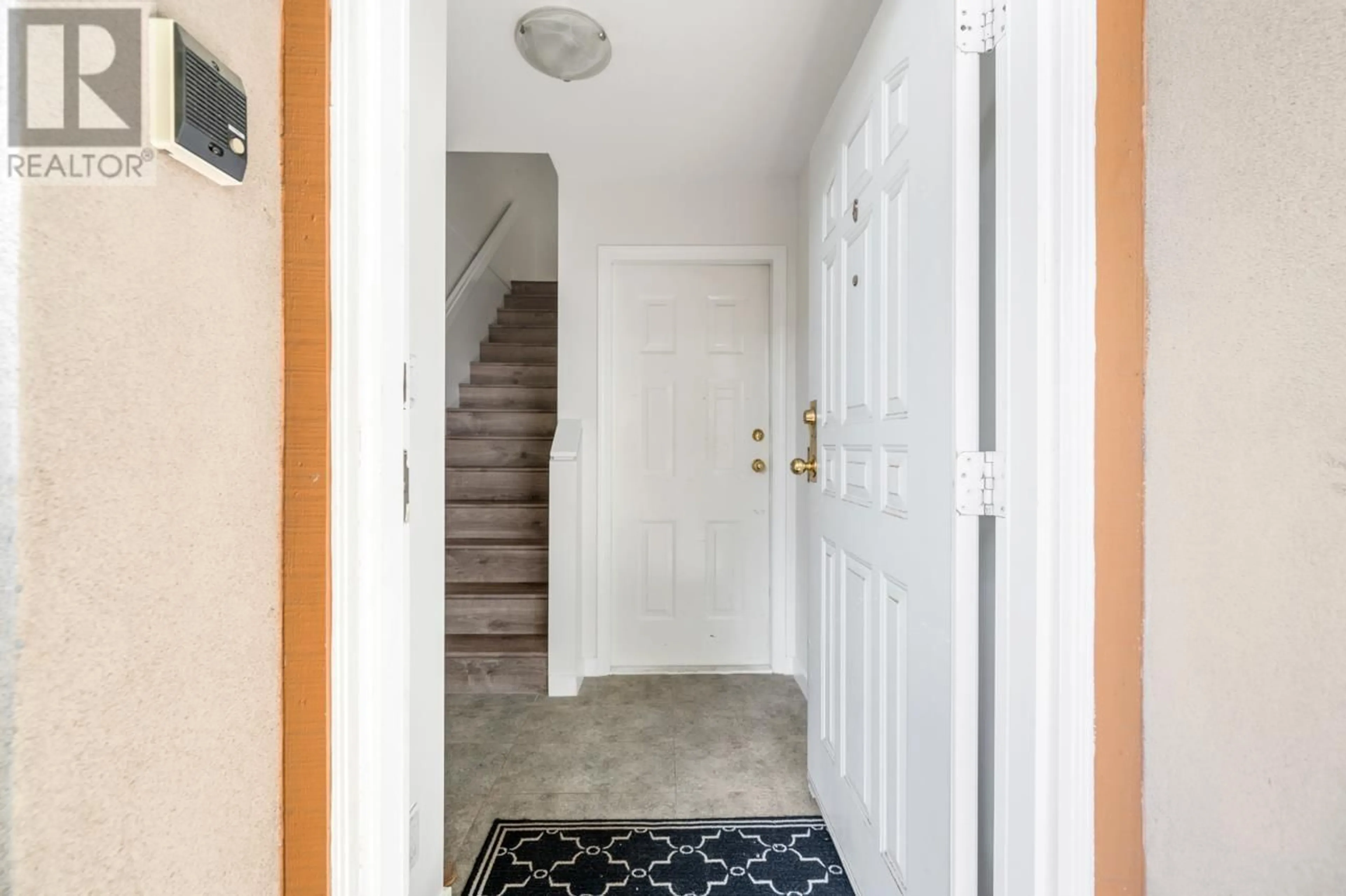 Indoor entryway for 6 - 11888 MELLIS DRIVE, Richmond British Columbia V6X1M1