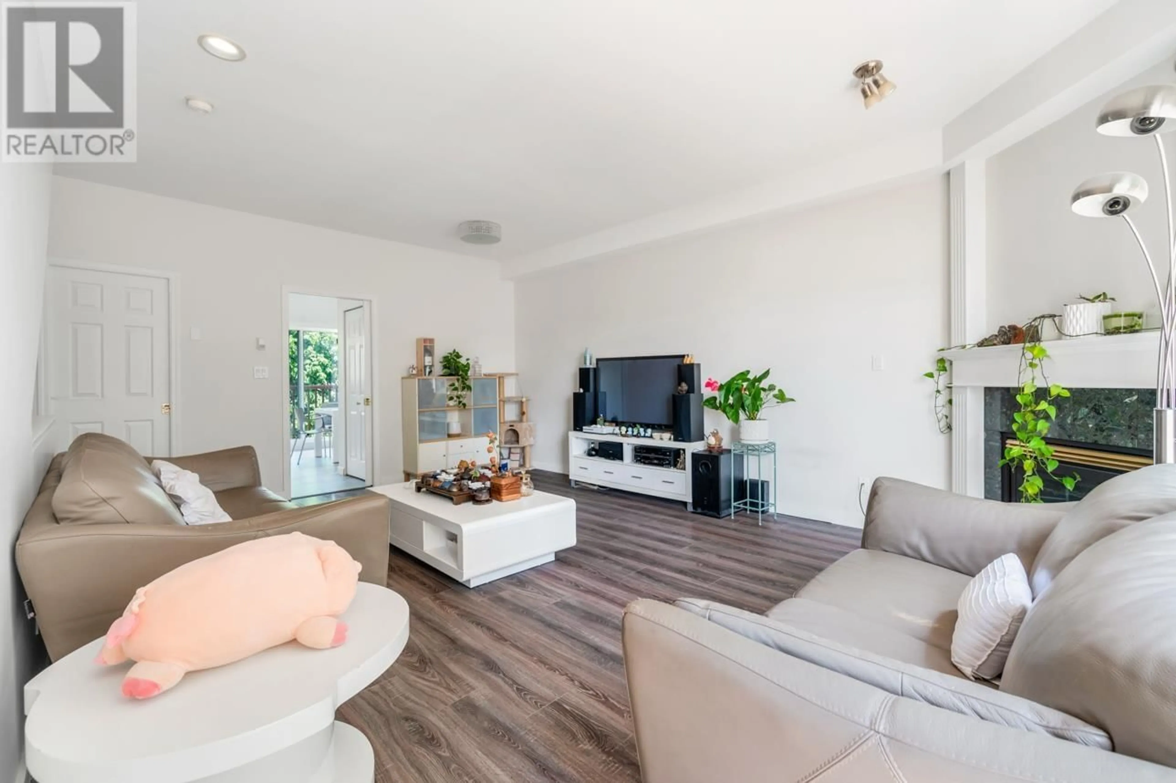 Living room with furniture, wood/laminate floor for 6 - 11888 MELLIS DRIVE, Richmond British Columbia V6X1M1
