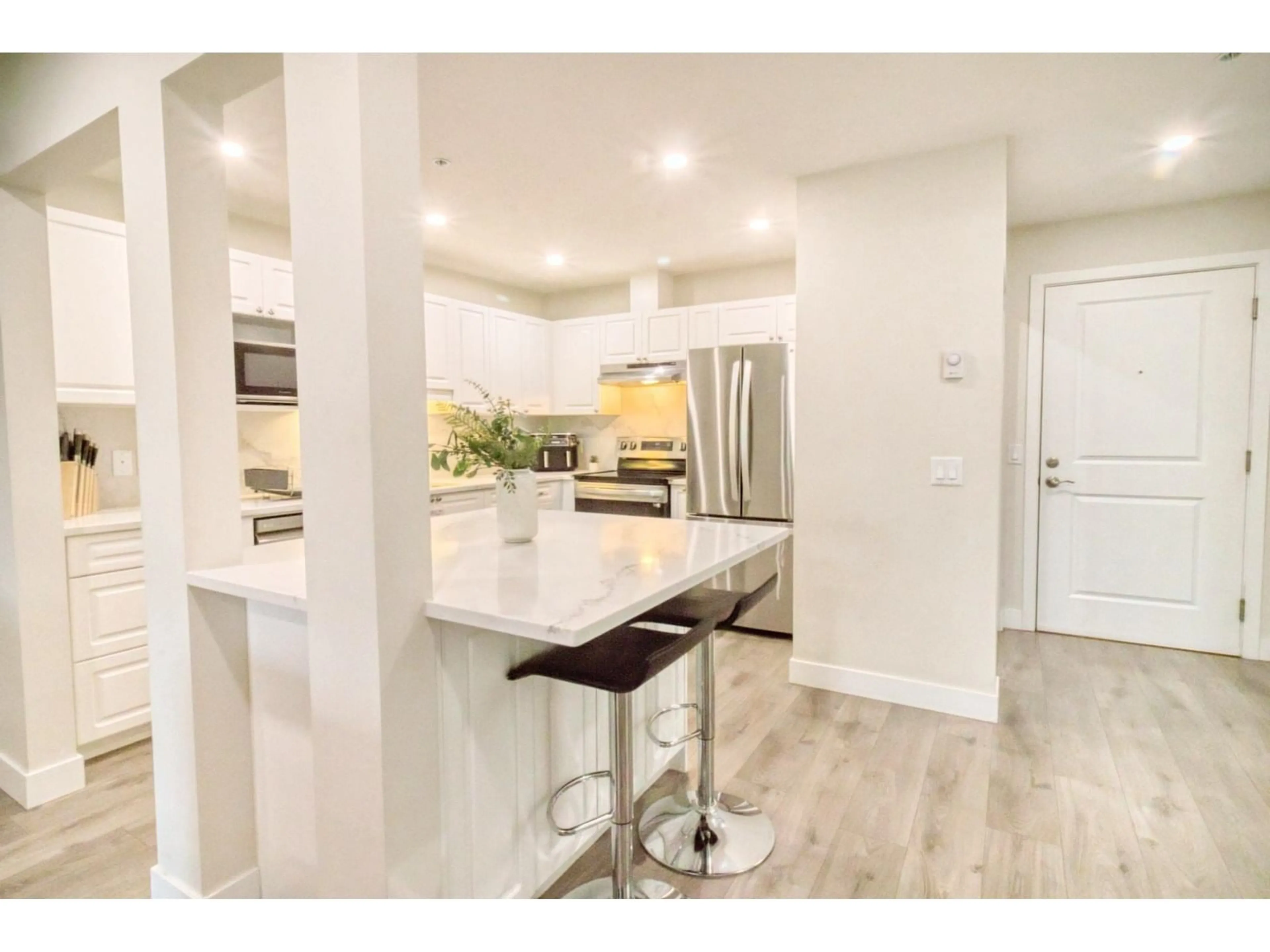 Open concept kitchen, ceramic/tile floor for 410 - 15895 84, Surrey British Columbia V4N0W7