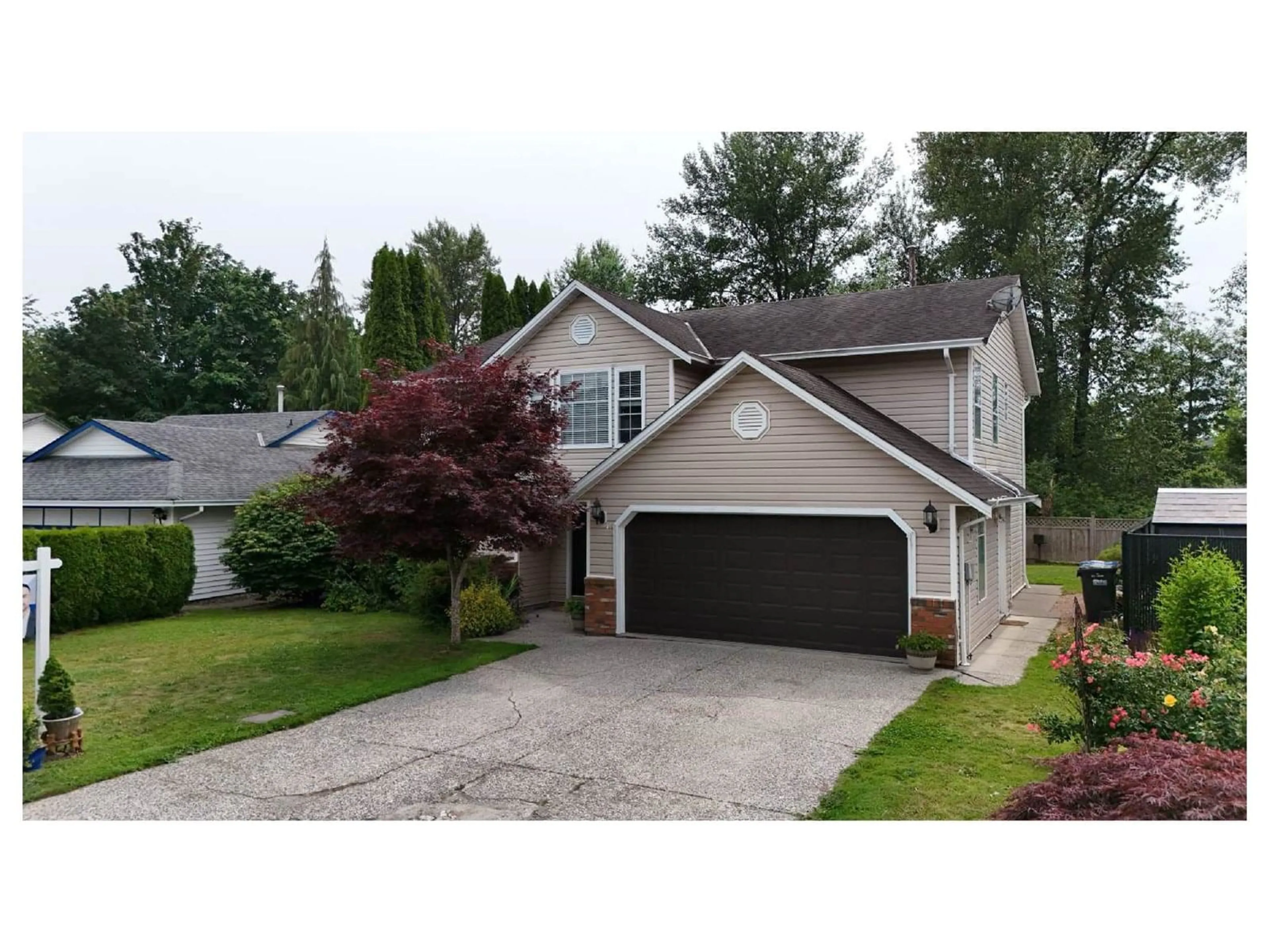Home with vinyl exterior material, street for 31002 CREEKSIDE, Abbotsford British Columbia V2T5K1