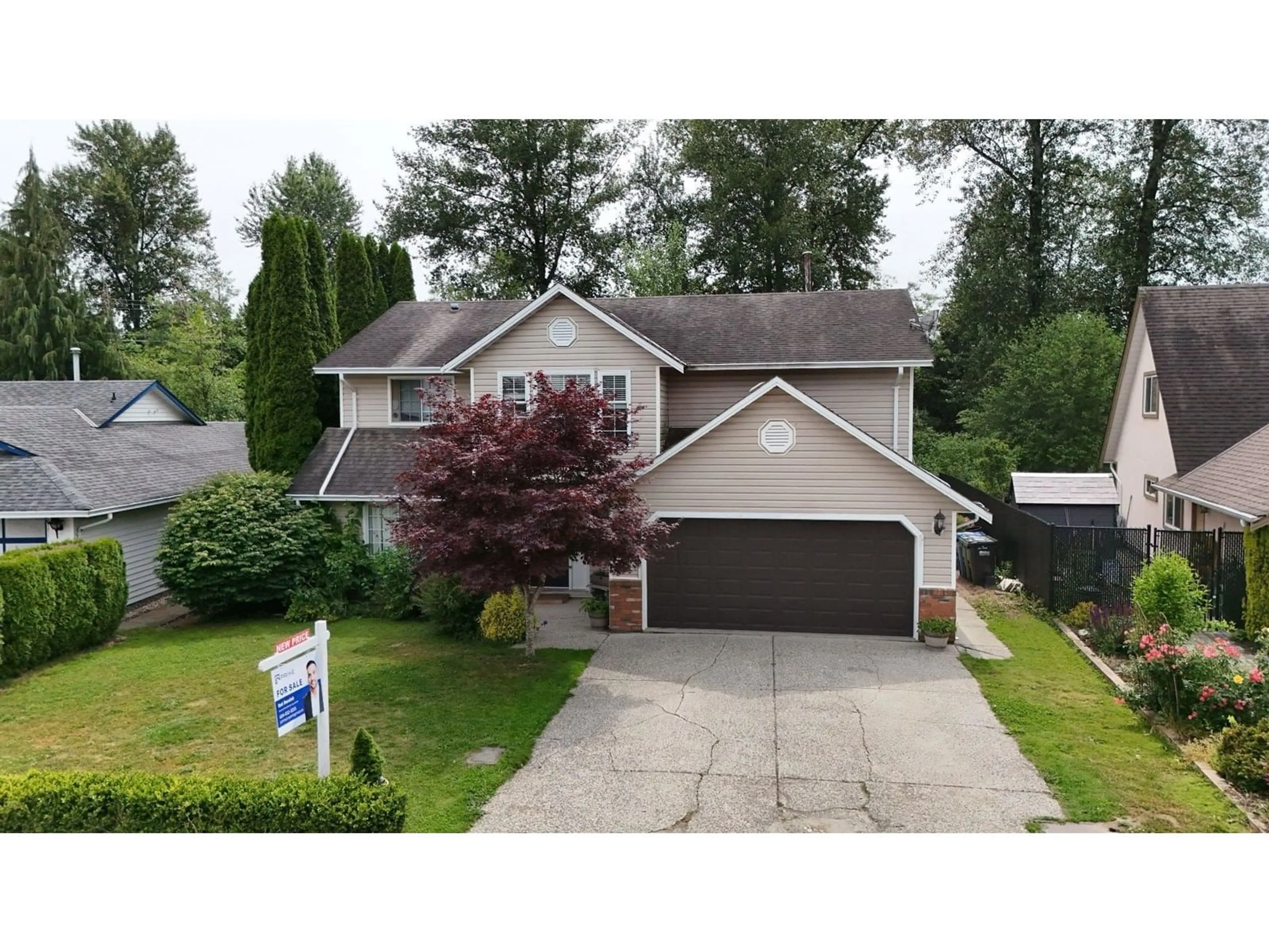 A pic from outside/outdoor area/front of a property/back of a property/a pic from drone, street for 31002 CREEKSIDE, Abbotsford British Columbia V2T5K1
