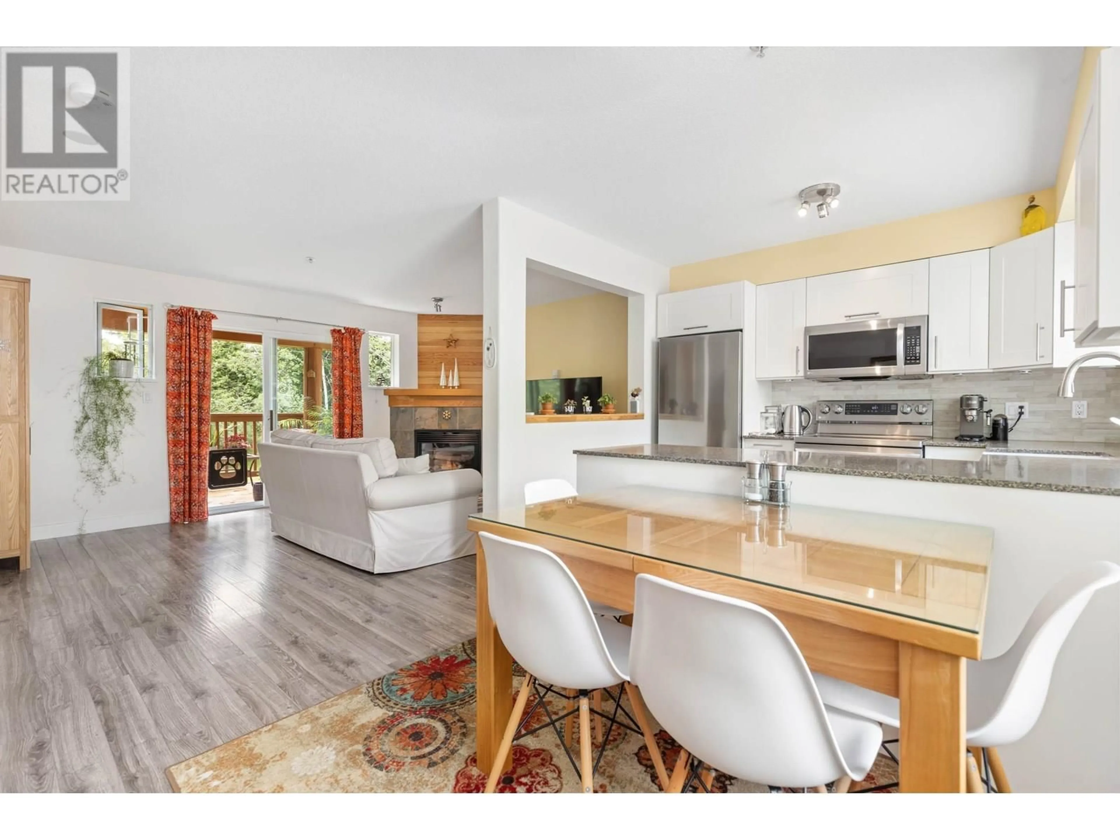 Open concept kitchen, wood/laminate floor for 11 - 1450 VINE ROAD, Pemberton British Columbia V0N2L1