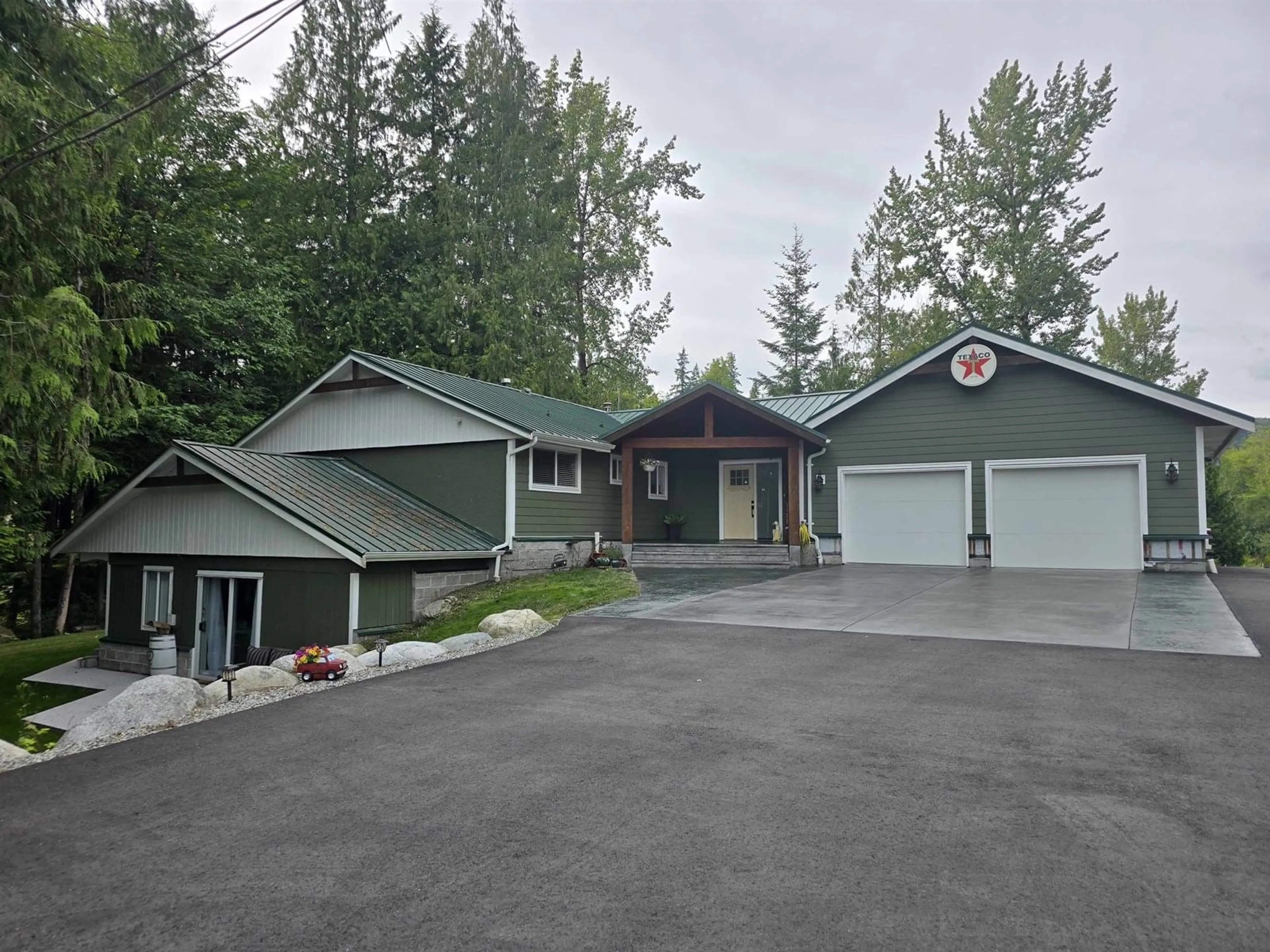A pic from outside/outdoor area/front of a property/back of a property/a pic from drone, street for 9957 DEWDNEY TRUCK, Mission British Columbia V4S1K8
