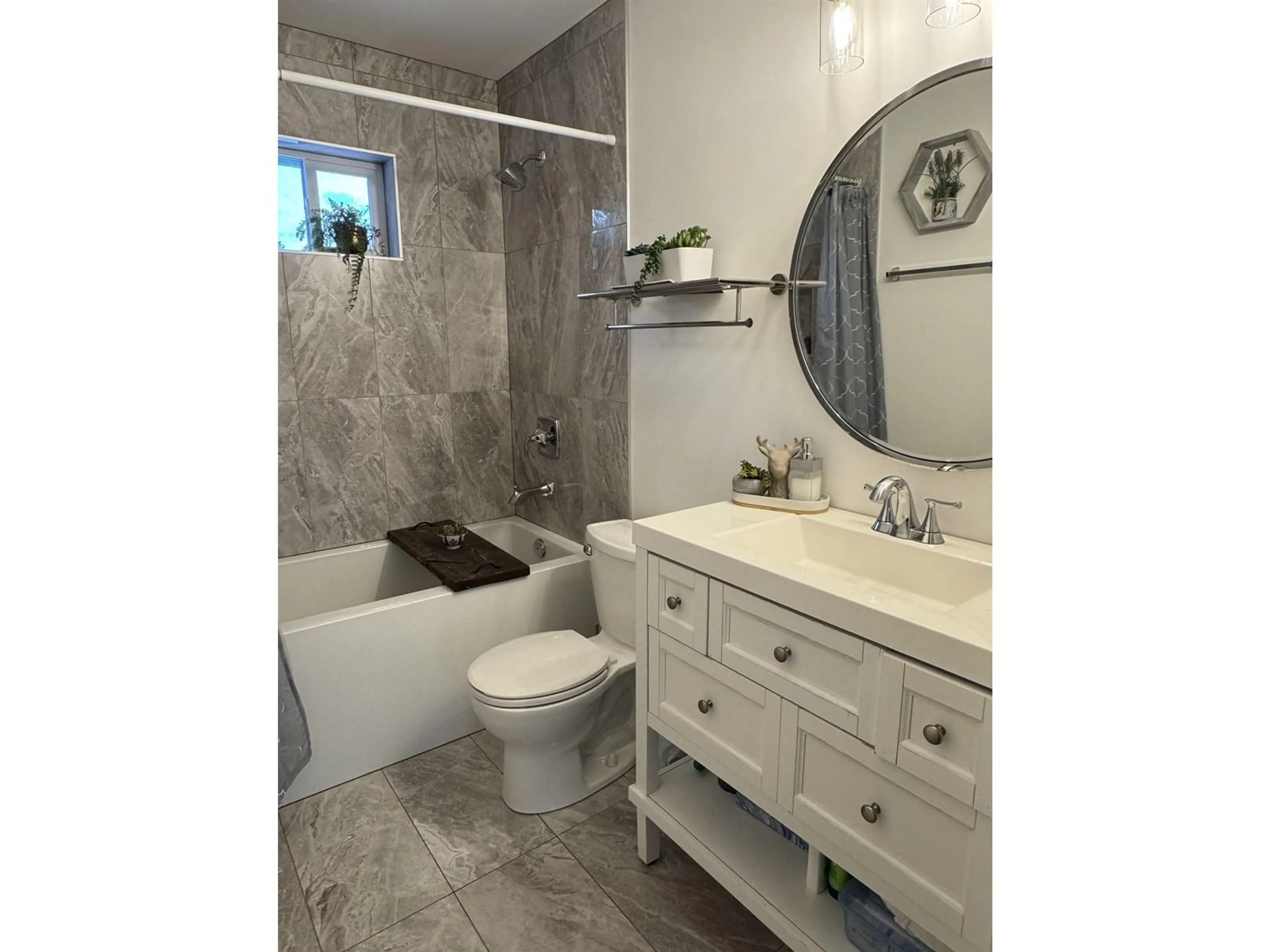 Contemporary bathroom, ceramic/tile floor for 9957 DEWDNEY TRUCK, Mission British Columbia V4S1K8