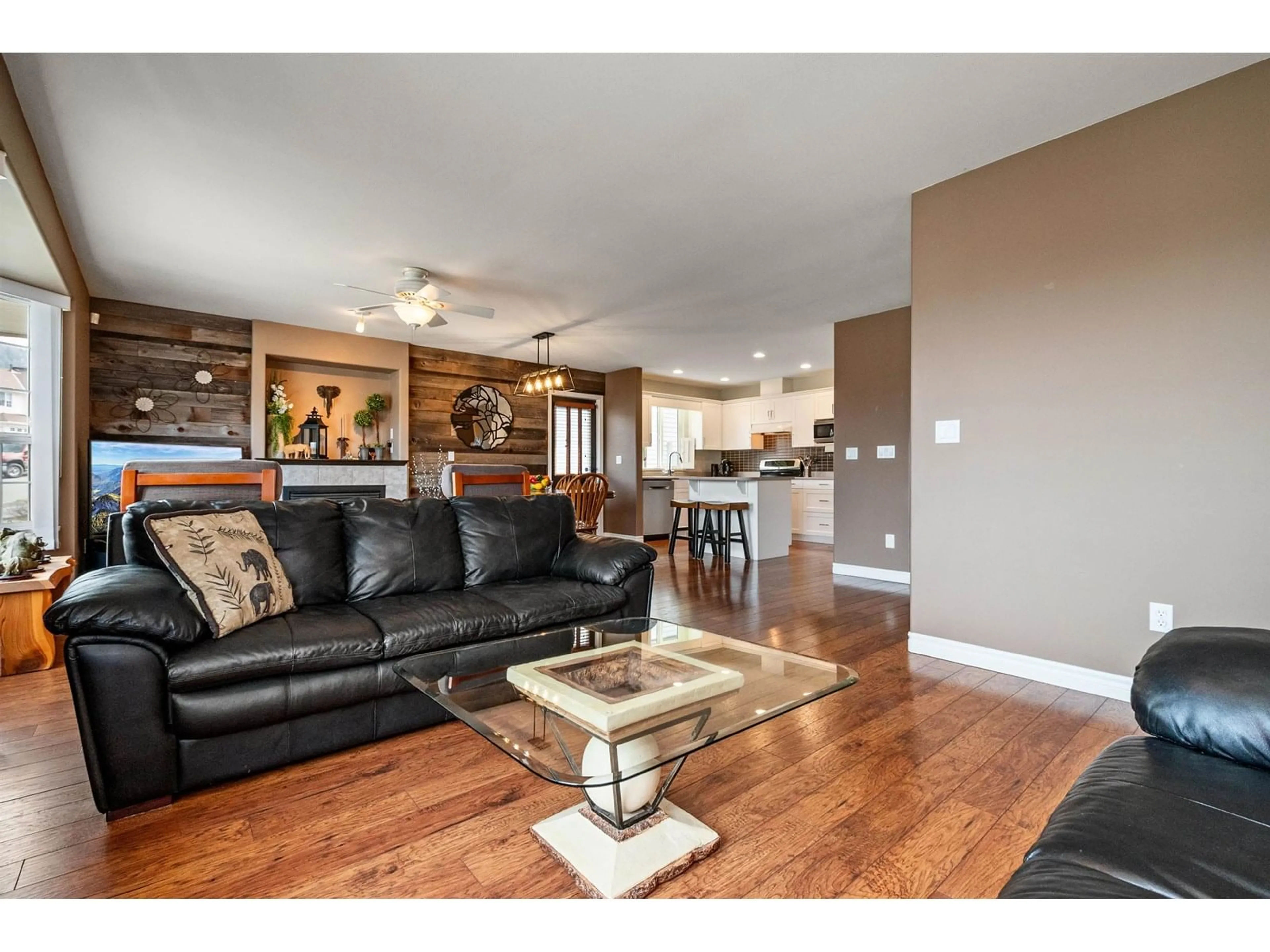 Living room with furniture, wood/laminate floor for 46346 VALLEYVIEW ROAD, Chilliwack British Columbia V2R5R9