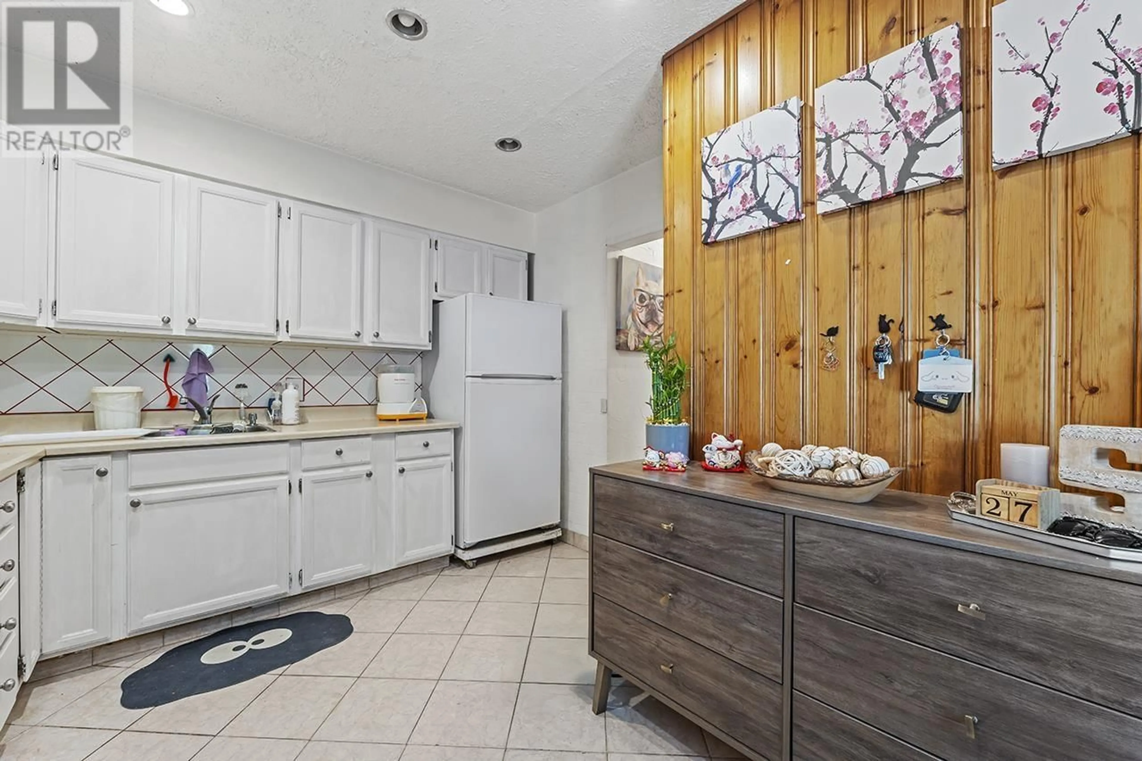 Standard kitchen, ceramic/tile floor for 4867 CHATHAM STREET, Vancouver British Columbia V5R3Z1