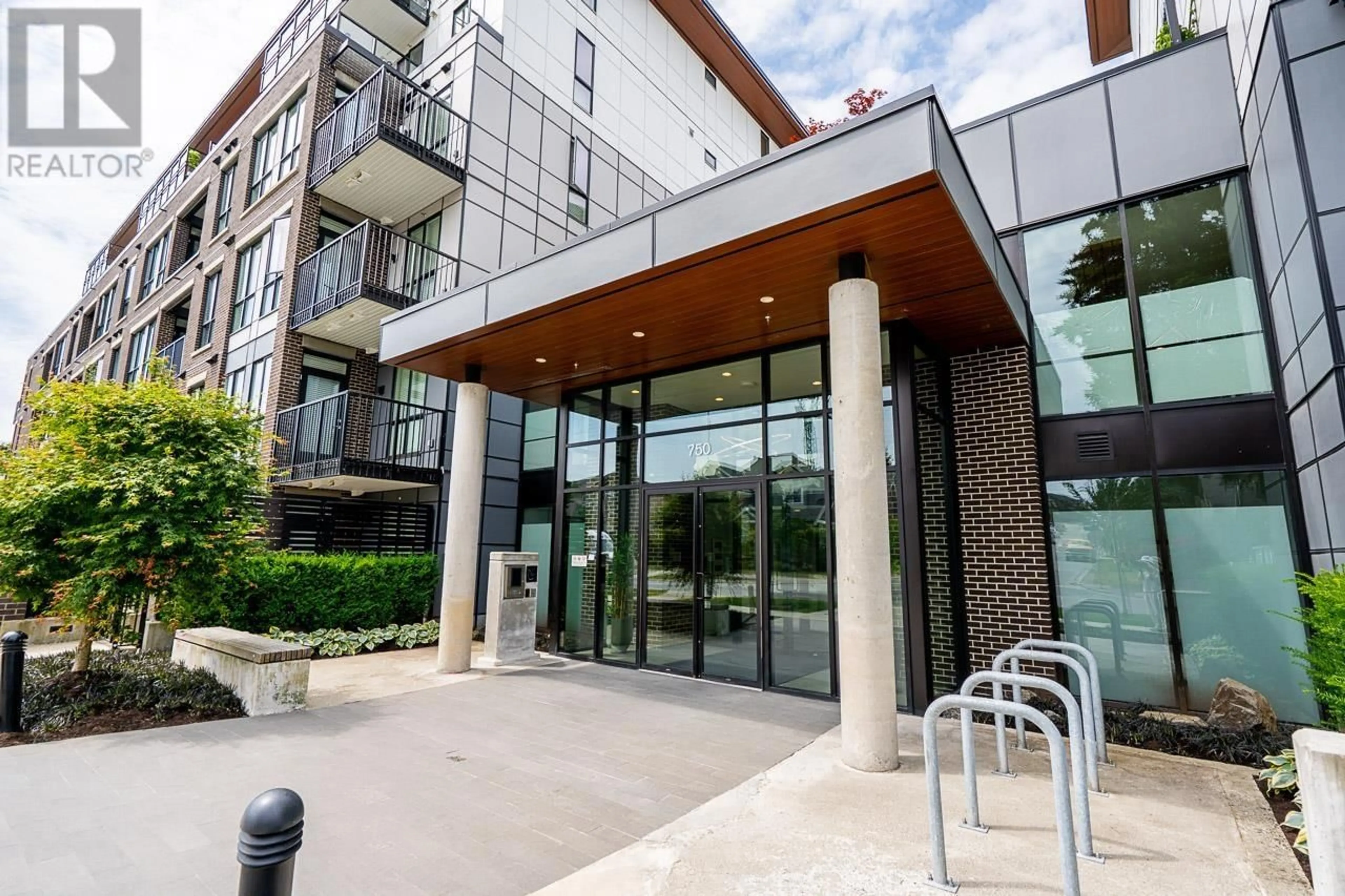 Indoor foyer for 204 - 750 DOGWOOD STREET, Coquitlam British Columbia V3J4B7