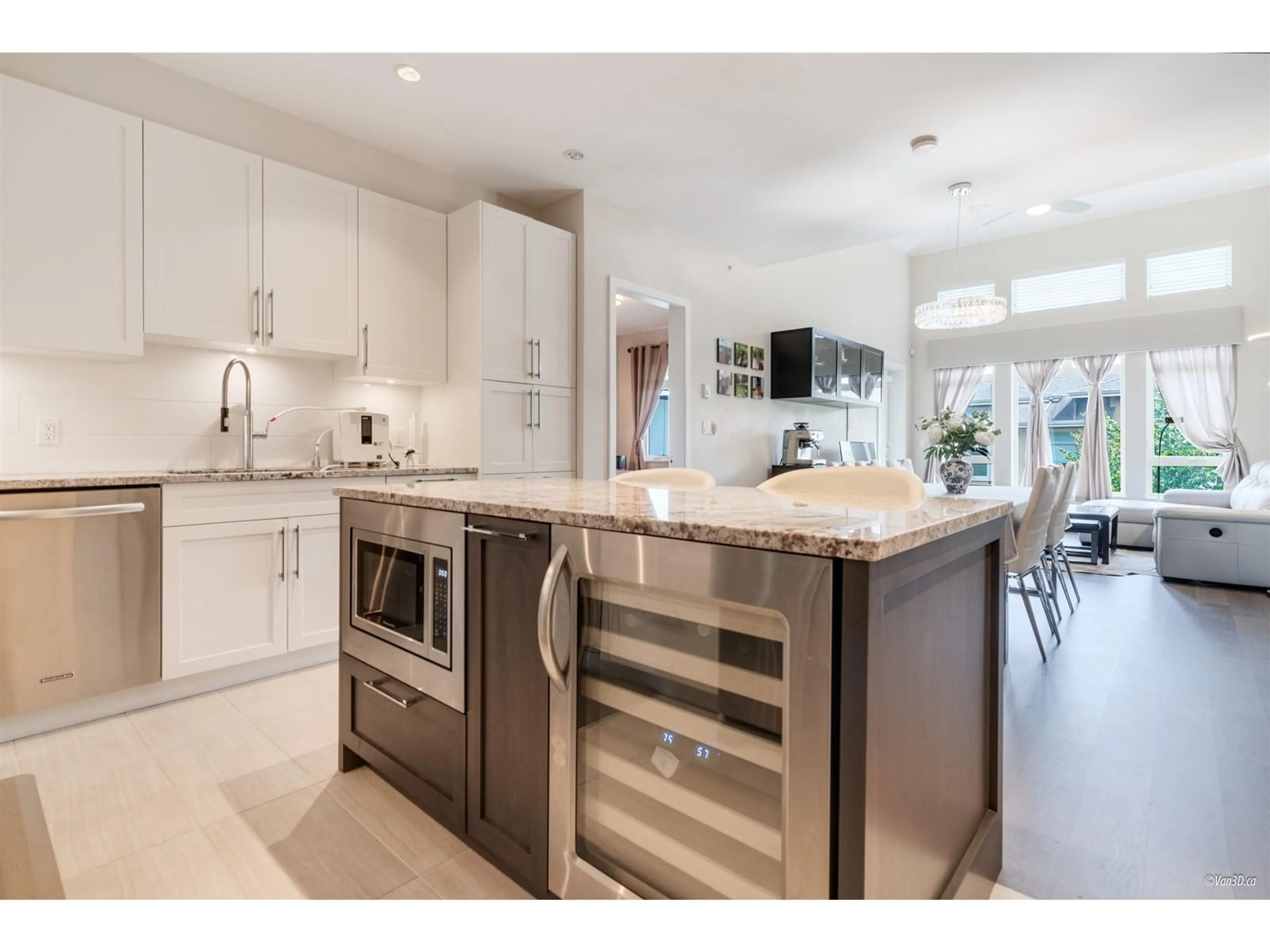 Open concept kitchen, ceramic/tile floor for 410 - 15360 20, Surrey British Columbia V4A2A3