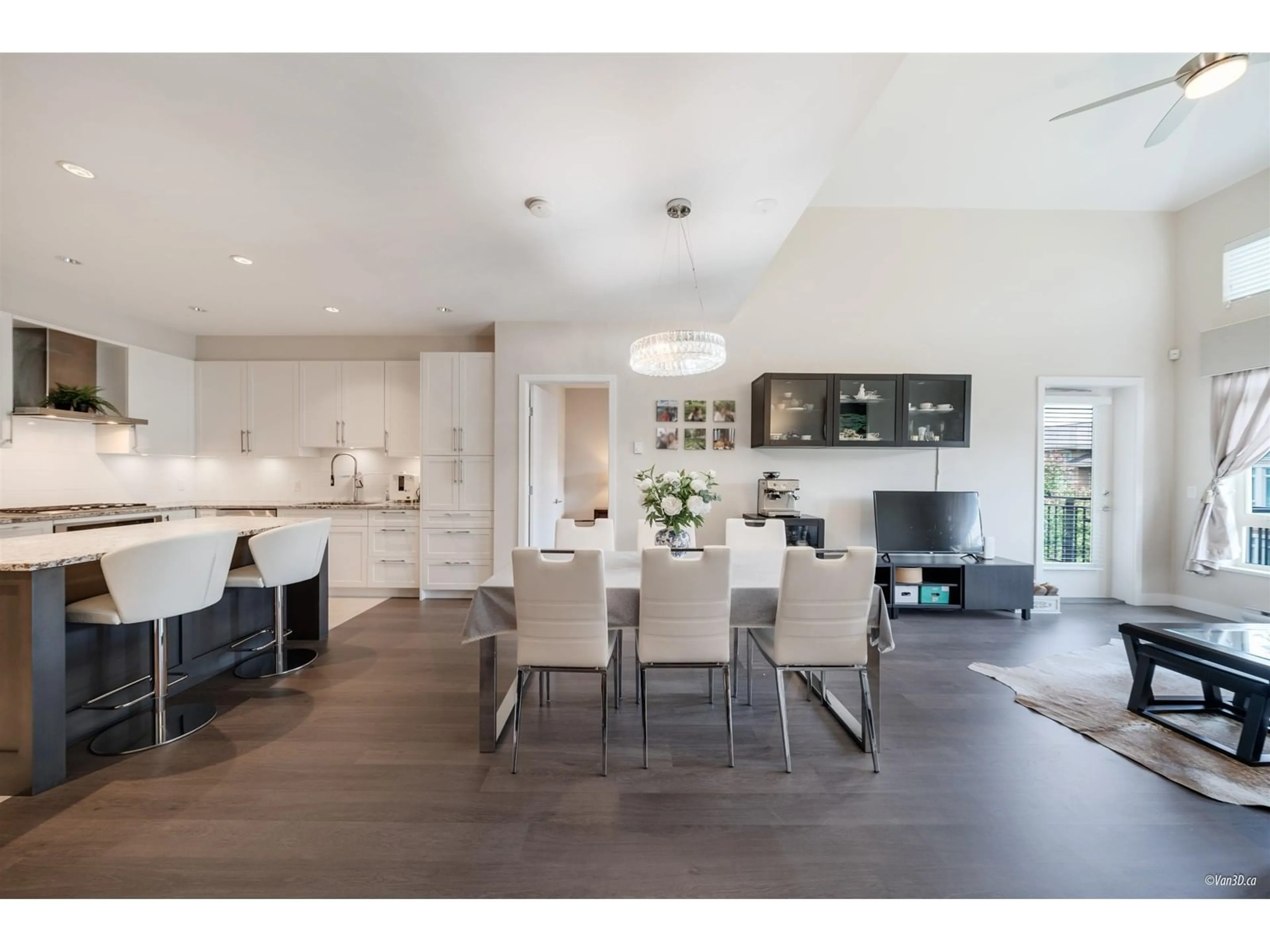 Open concept kitchen, wood/laminate floor for 410 - 15360 20, Surrey British Columbia V4A2A3