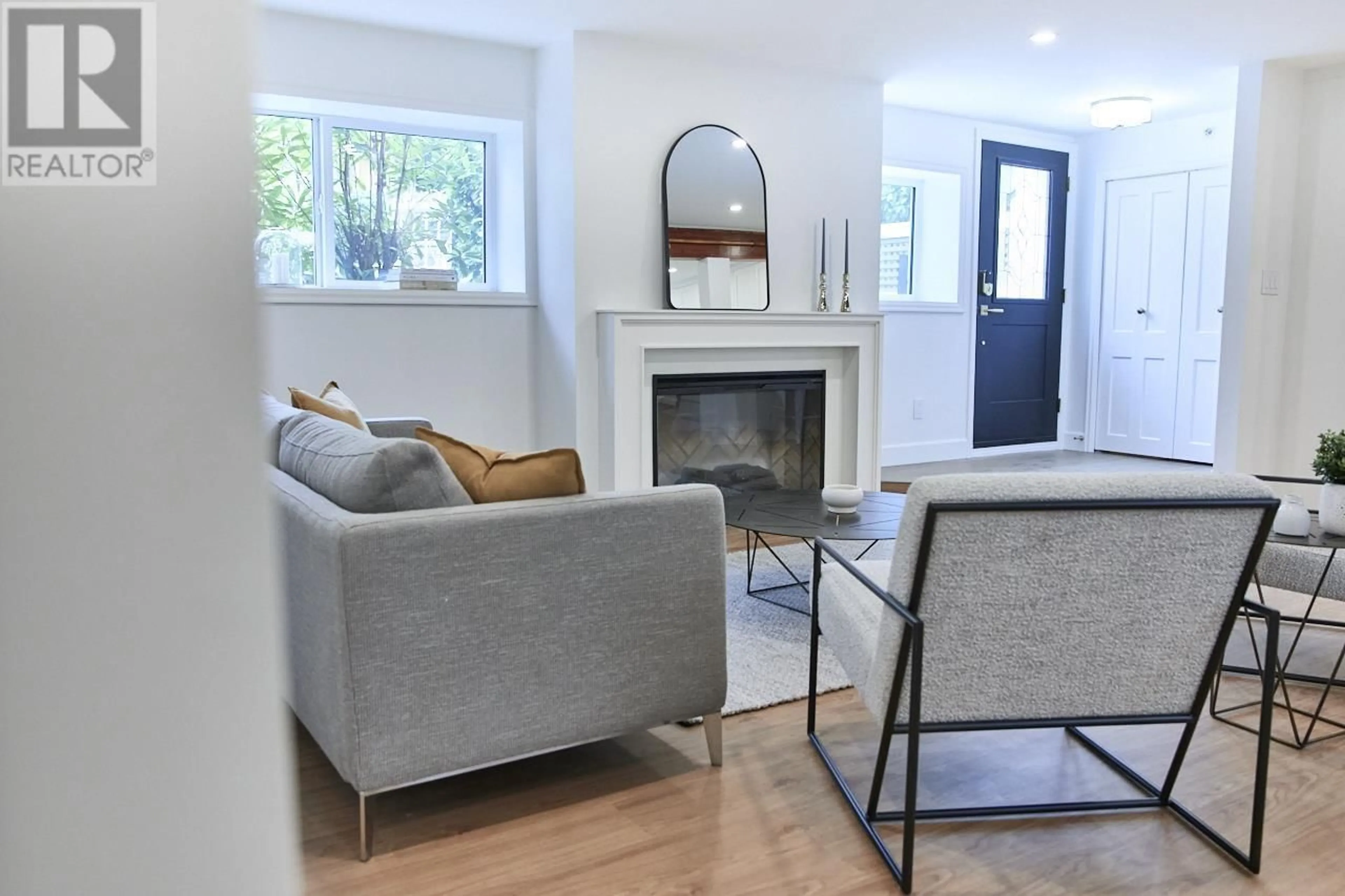 Living room with furniture, wood/laminate floor for 2991 YUKON STREET, Vancouver British Columbia V5Y3W1